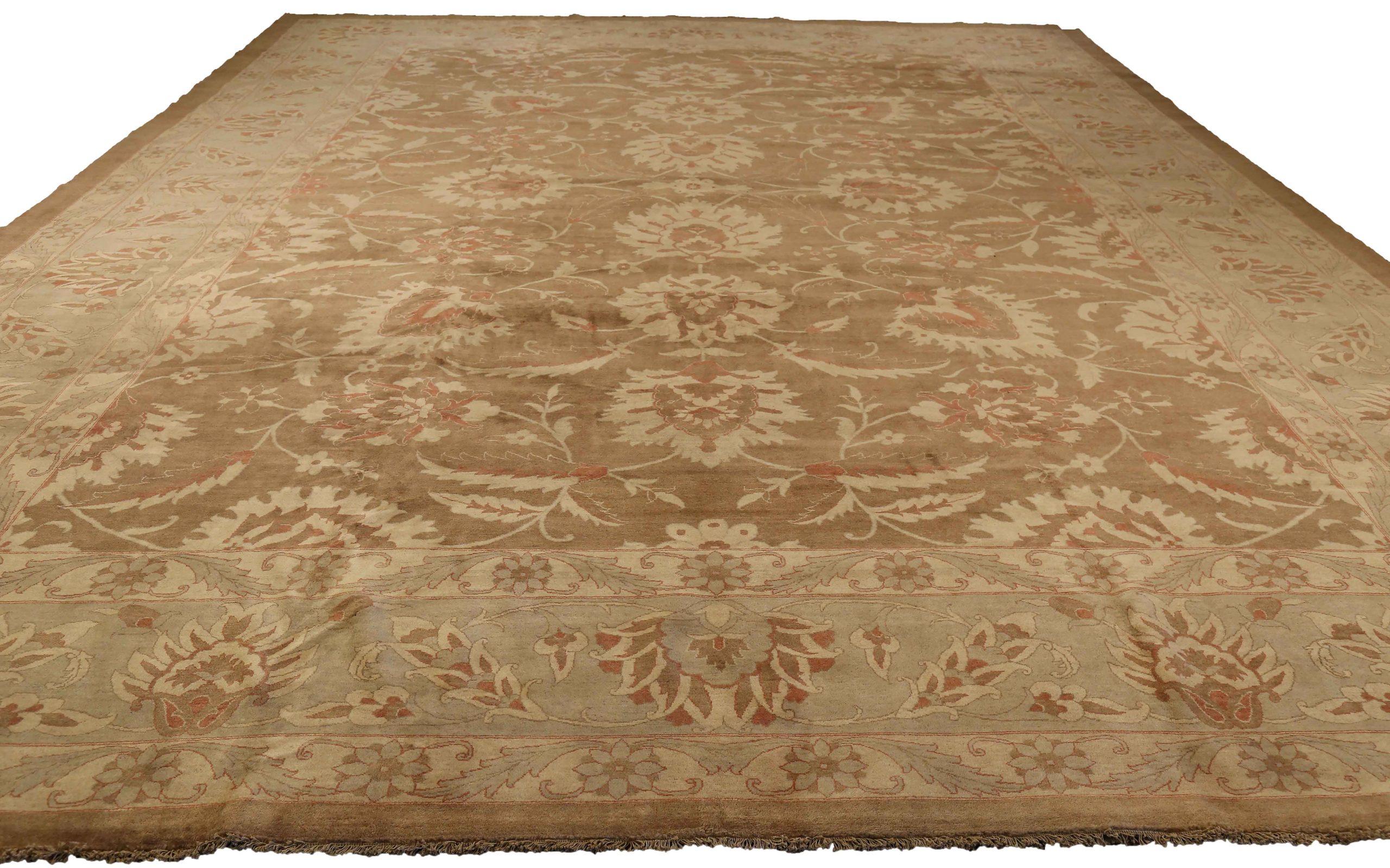 Scopri l'eleganza del tappeto persiano Tabriz Over Size del 1990. Progettato con lana e marrone-avorio-rosso, questo design esclusivo è perfetto per valorizzare il tuo spazio.