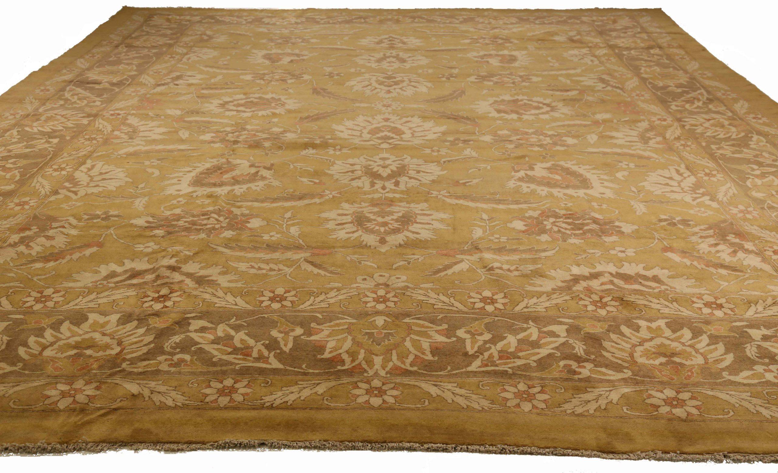 Découvrez l'élégance du tapis persan Tabriz de Circa 1990. Conçu avec de la laine et du jaune brun-ivoire, ce design exclusif est parfait pour mettre en valeur votre espace.