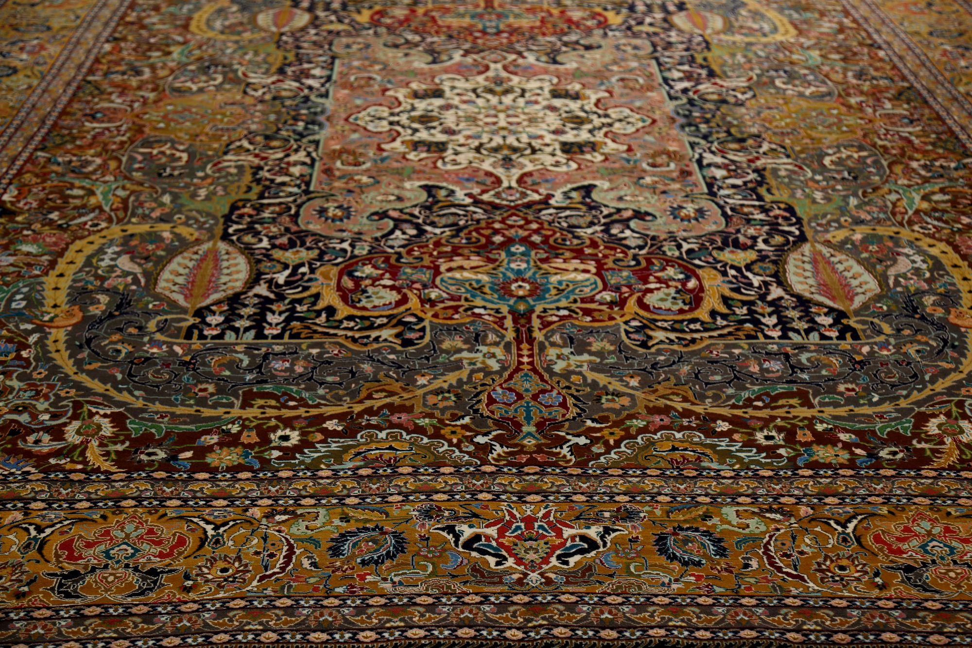 Scopri l'eleganza del tappeto persiano Tabriz Over Size del 1940. Progettato con lana e nero-arancio-rosso, questo design esclusivo è perfetto per valorizzare il tuo spazio.