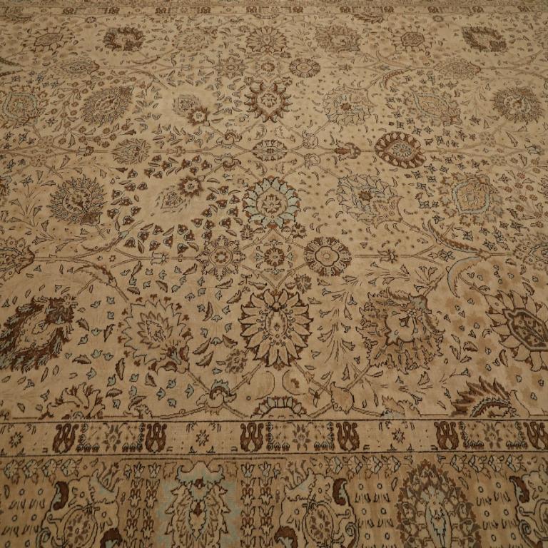 Scopri l'eleganza del tappeto persiano Tabriz Over Size del 1880. Progettato con lana e blu-marrone-avorio-tortora, questo design esclusivo è perfetto per valorizzare il tuo spazio.