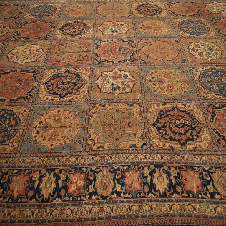 Entdecken Sie die Eleganz des persischen Tabriz mit dem Over-Size-Teppich von circa 1880. Dieses exklusive Design aus Wolle in den Farben BlauGrünElfenbeinMarineblauRotGelb ist perfekt, um Ihren Raum zu verschönern.