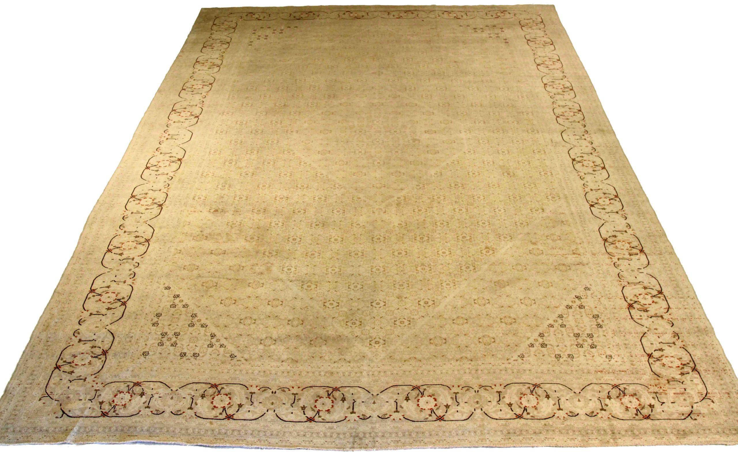 Scopri l'eleganza del tappeto persiano Tabriz Over Size del 1910. Progettato in lana e marrone-avorio, questo design esclusivo è perfetto per valorizzare il tuo spazio.