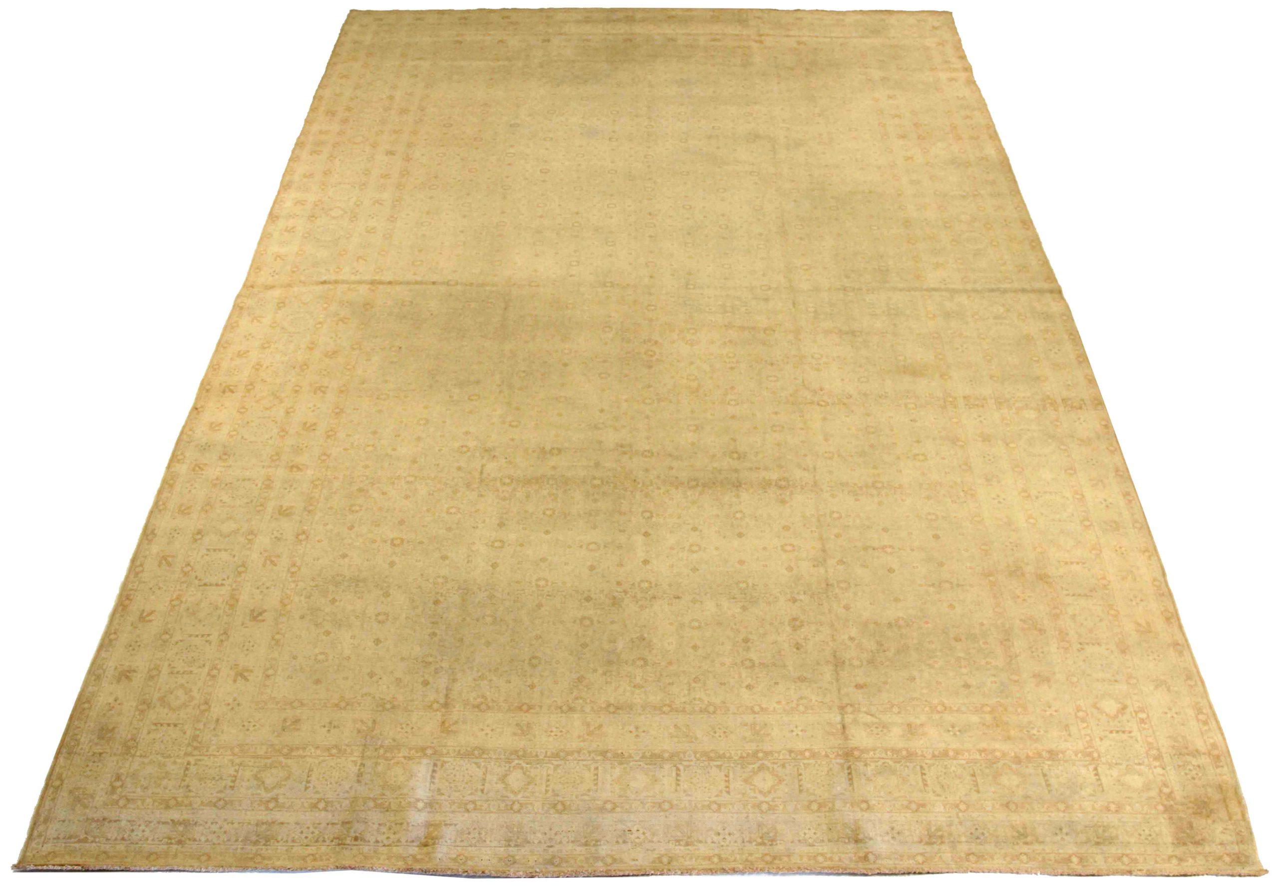 Scopri l'eleganza del tappeto persiano Tabriz Over Size del 1910. Progettato in lana e marrone-avorio, questo design esclusivo è perfetto per valorizzare il tuo spazio.
