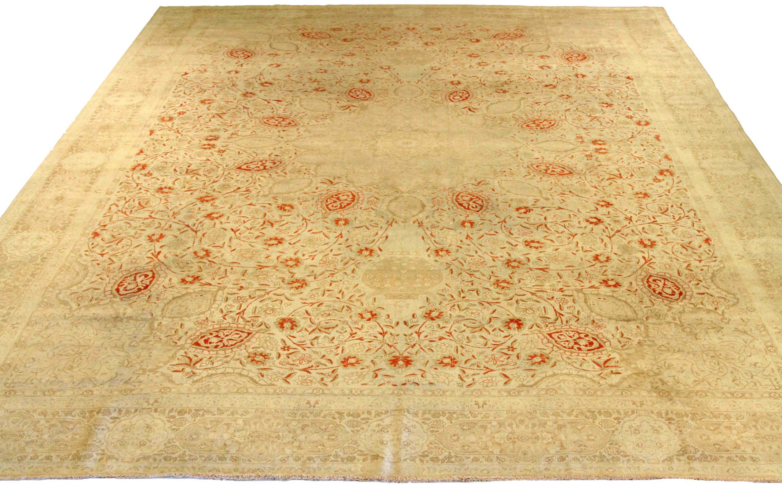 Scopri l'eleganza del tappeto persiano Tabriz Over Size del 1910. Progettato con lana e marrone-avorio-rosso, questo design esclusivo è perfetto per valorizzare il tuo spazio.