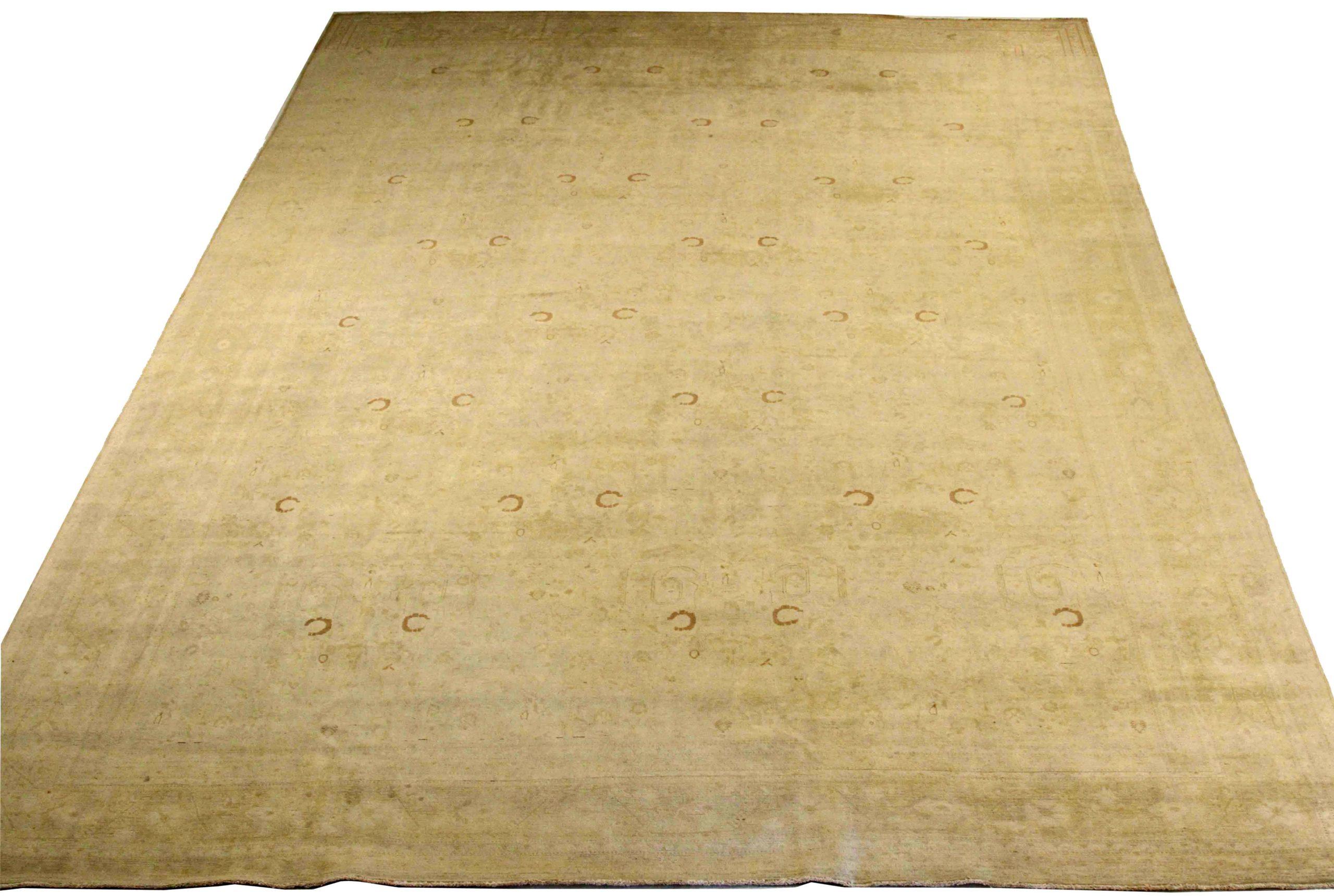 Scopri l'eleganza del tappeto persiano Tabriz Over Size del 1880. Progettato con lana e marrone-avorio-tortora, questo design esclusivo è perfetto per valorizzare il tuo spazio.