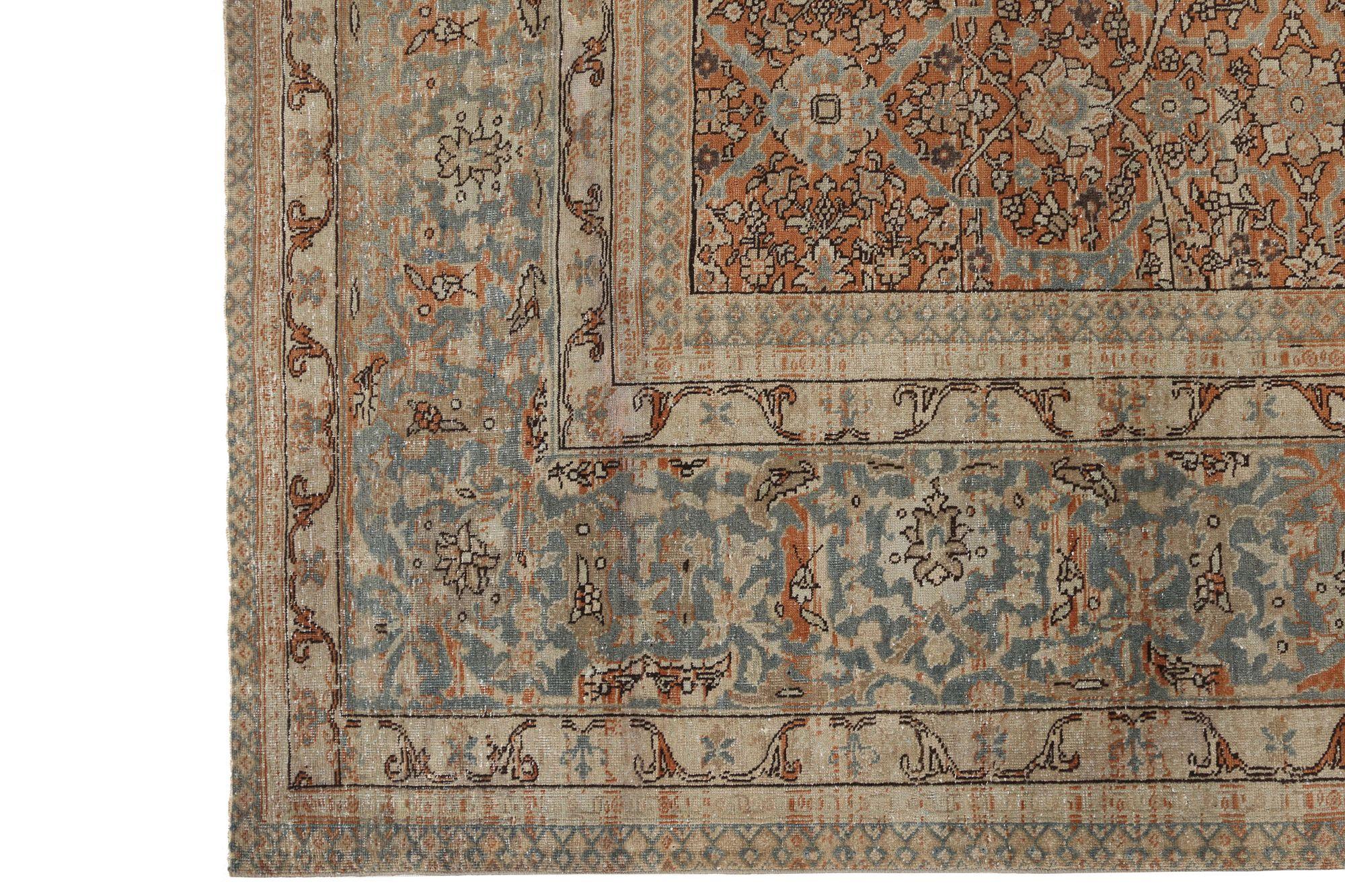 Scopri l'eleganza del tappeto persiano Tabriz Over Size del 1940. Progettato con lana e marrone-azzurro-rosso, questo design esclusivo è perfetto per valorizzare il tuo spazio.