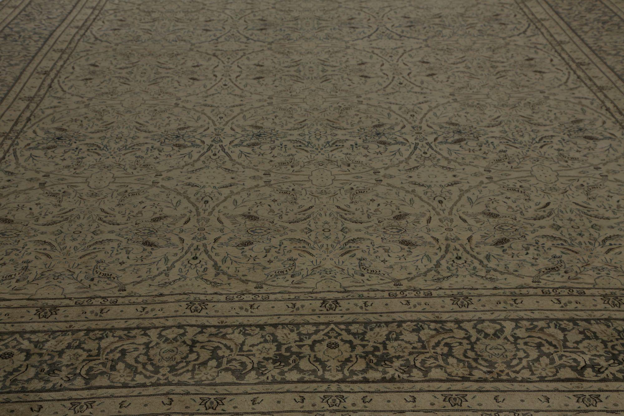 Entdecken Sie die Eleganz des persischen Tabriz mit dem Over-Size-Teppich von circa 1940. Dieses exklusive Design aus Wolle und BrownTaupe ist perfekt, um Ihren Raum zu verschönern.
