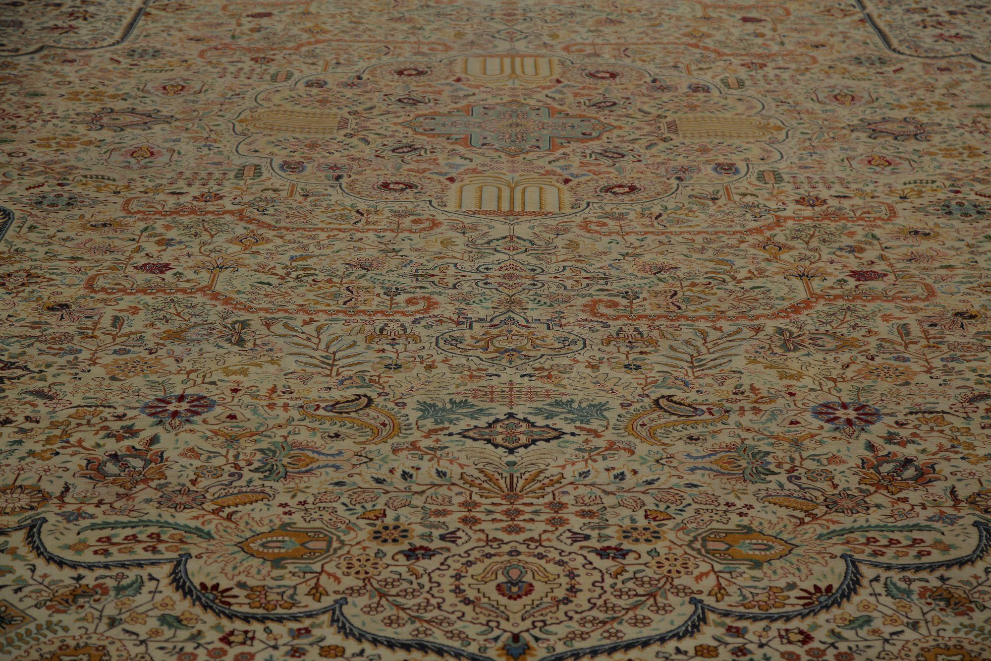Scopri l'eleganza del tappeto persiano Tabriz Over Size del 1910. Progettato con Lana e Marrone-Taupe, questo design esclusivo è perfetto per valorizzare il tuo spazio.