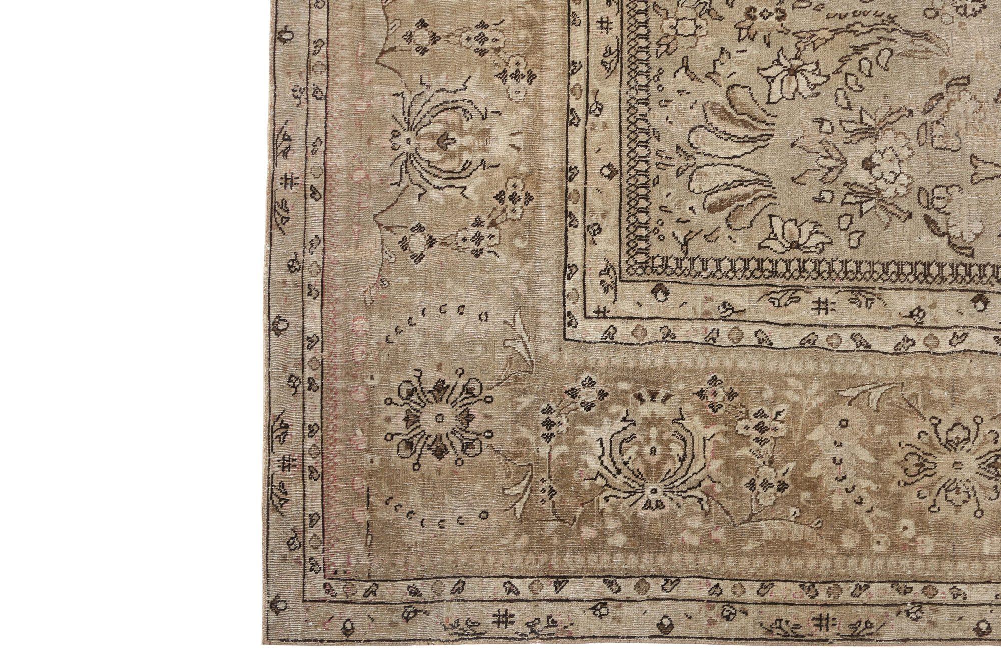 Scopri l'eleganza del tappeto persiano Tabriz Over Size del 1910. Progettato con Lana e Marrone-Taupe, questo design esclusivo è perfetto per valorizzare il tuo spazio.