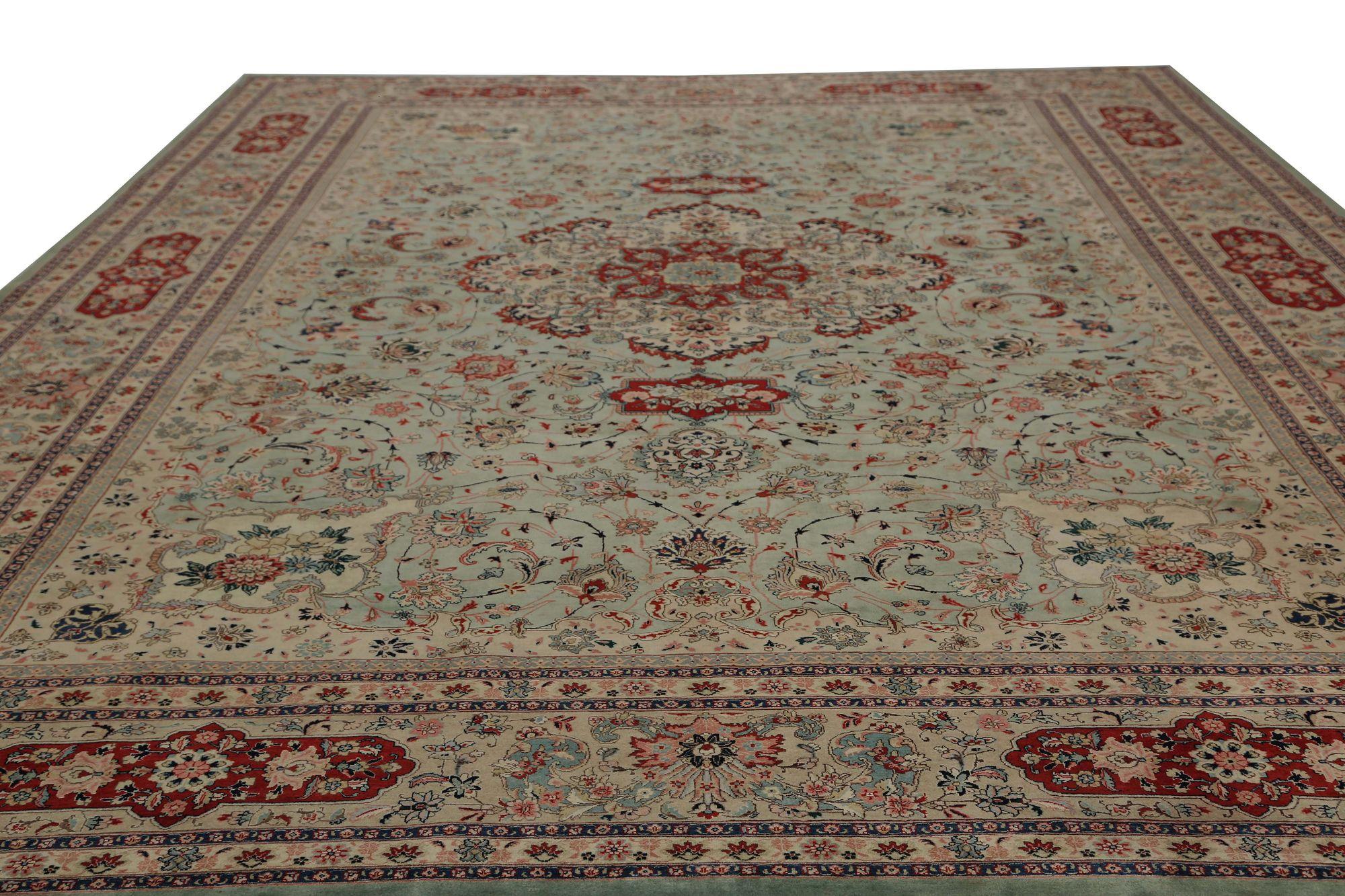 Découvrez l'élégance du tapis persan Tabriz de Circa 1910. Conçu avec de la laine et du Design/One, ce design exclusif est parfait pour mettre en valeur votre espace.