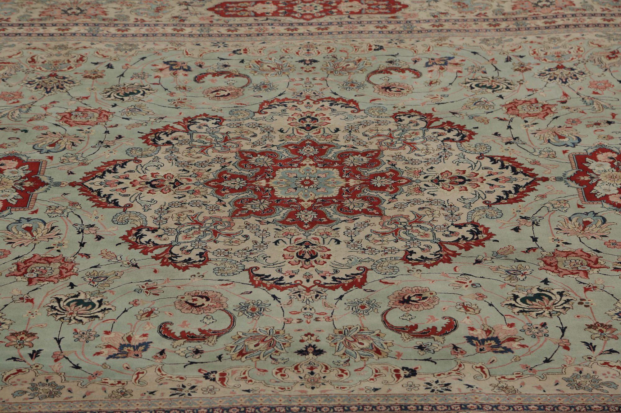 Tapis persan Tabriz Over Size - Design en laine vert ivoire - 97247 Excellent état - En vente à Dallas, TX