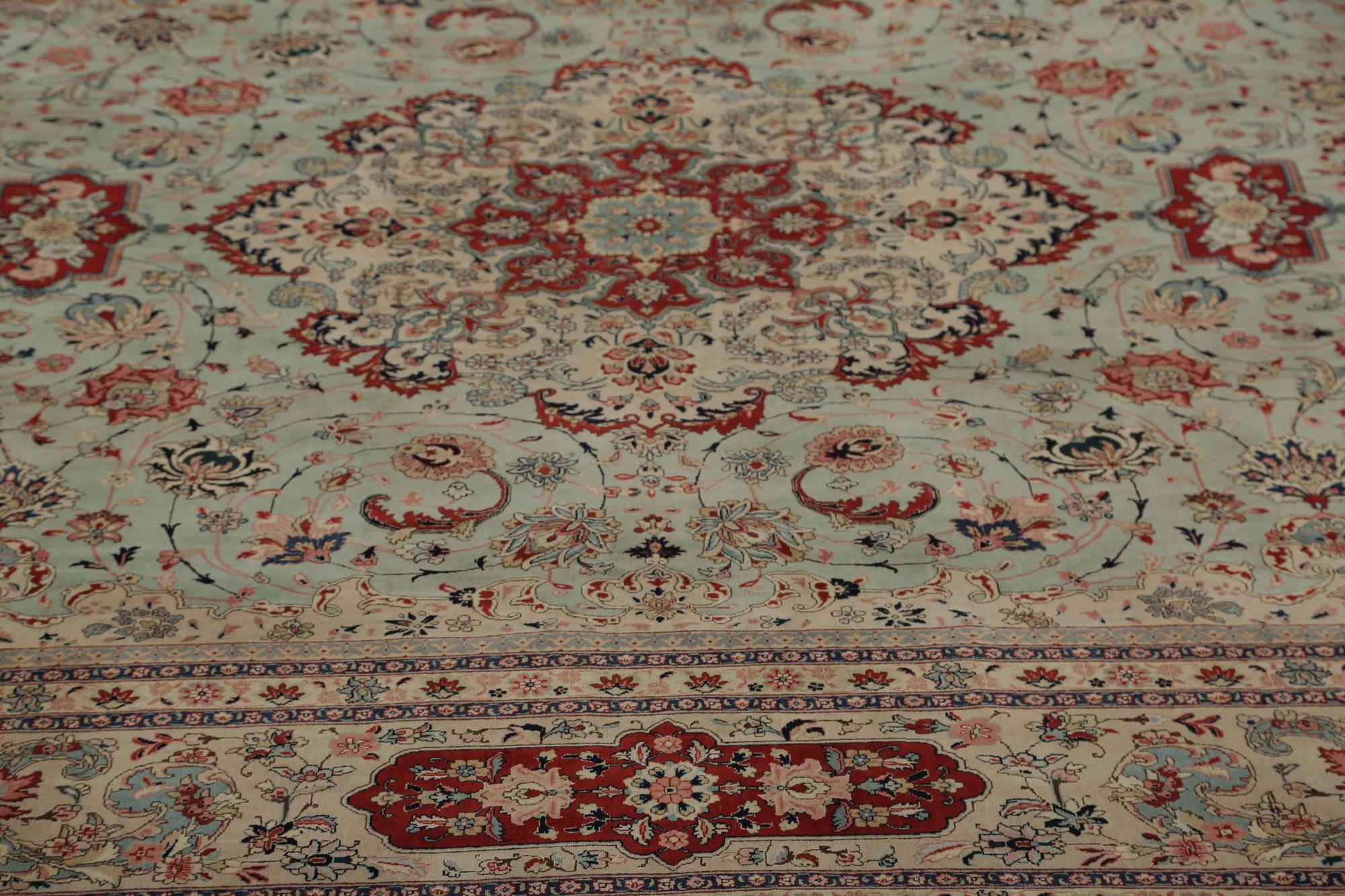 20ième siècle Tapis persan Tabriz Over Size - Design en laine vert ivoire - 97247 en vente