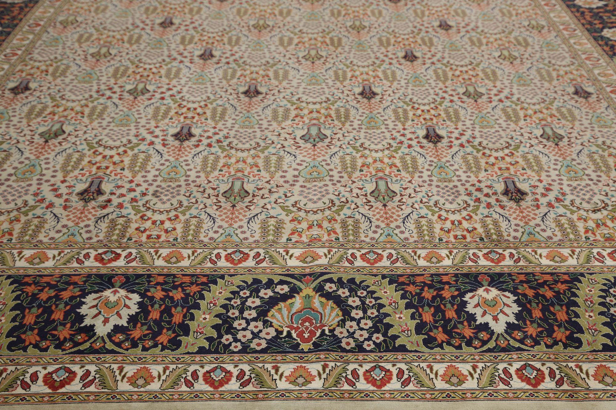 Entdecken Sie die Eleganz des persischen Tabriz mit dem Over-Size-Teppich von circa 1940. Dieses exklusive Design aus Wolle und Elfenbein ist perfekt, um Ihren Raum zu verschönern.
