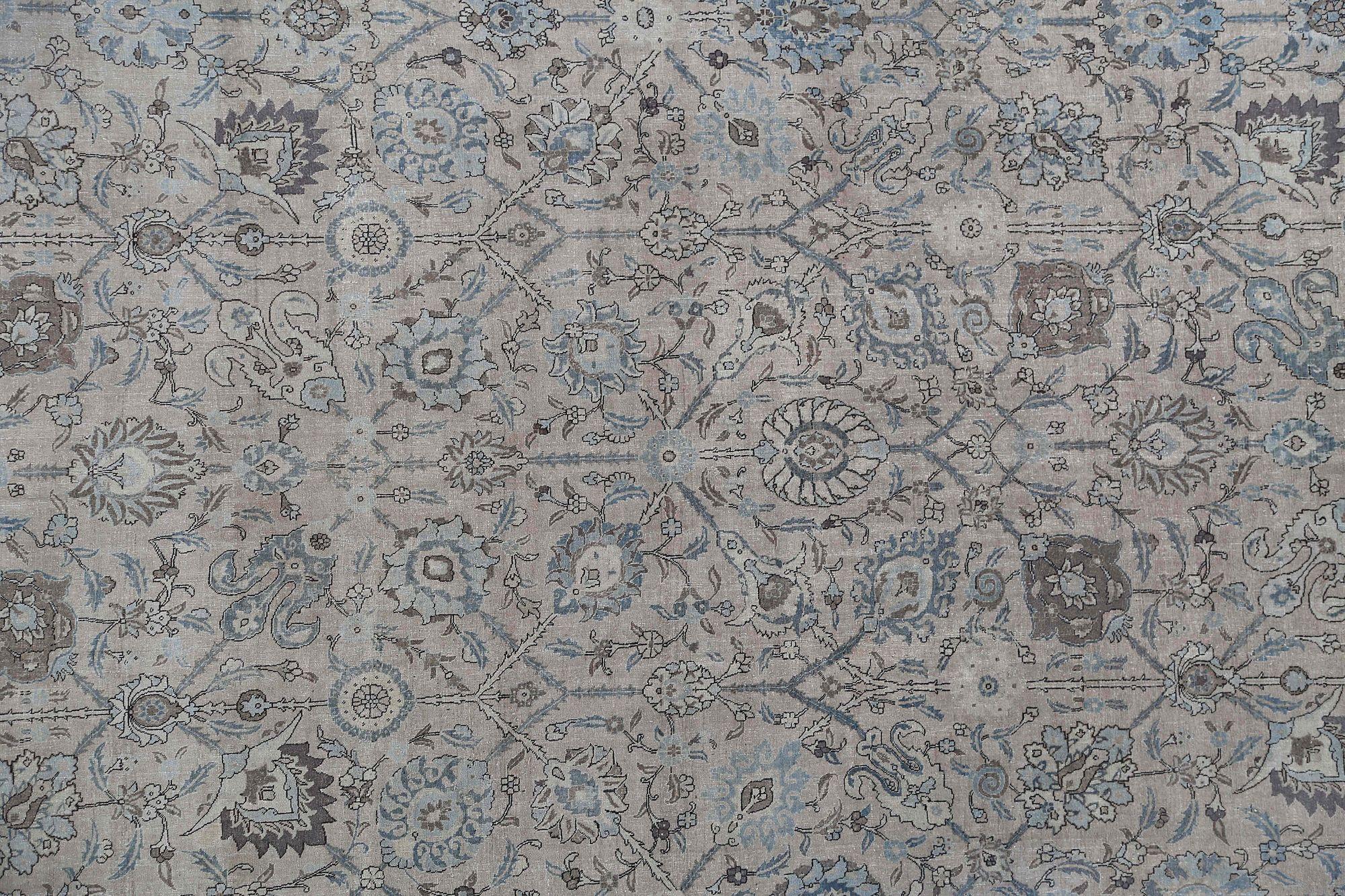 Entdecken Sie die Eleganz des persischen Tabriz mit dem Over-Size-Teppich von circa 1880. Dieses exklusive Design aus Wolle und Elfenbein ist perfekt, um Ihren Raum zu verschönern.