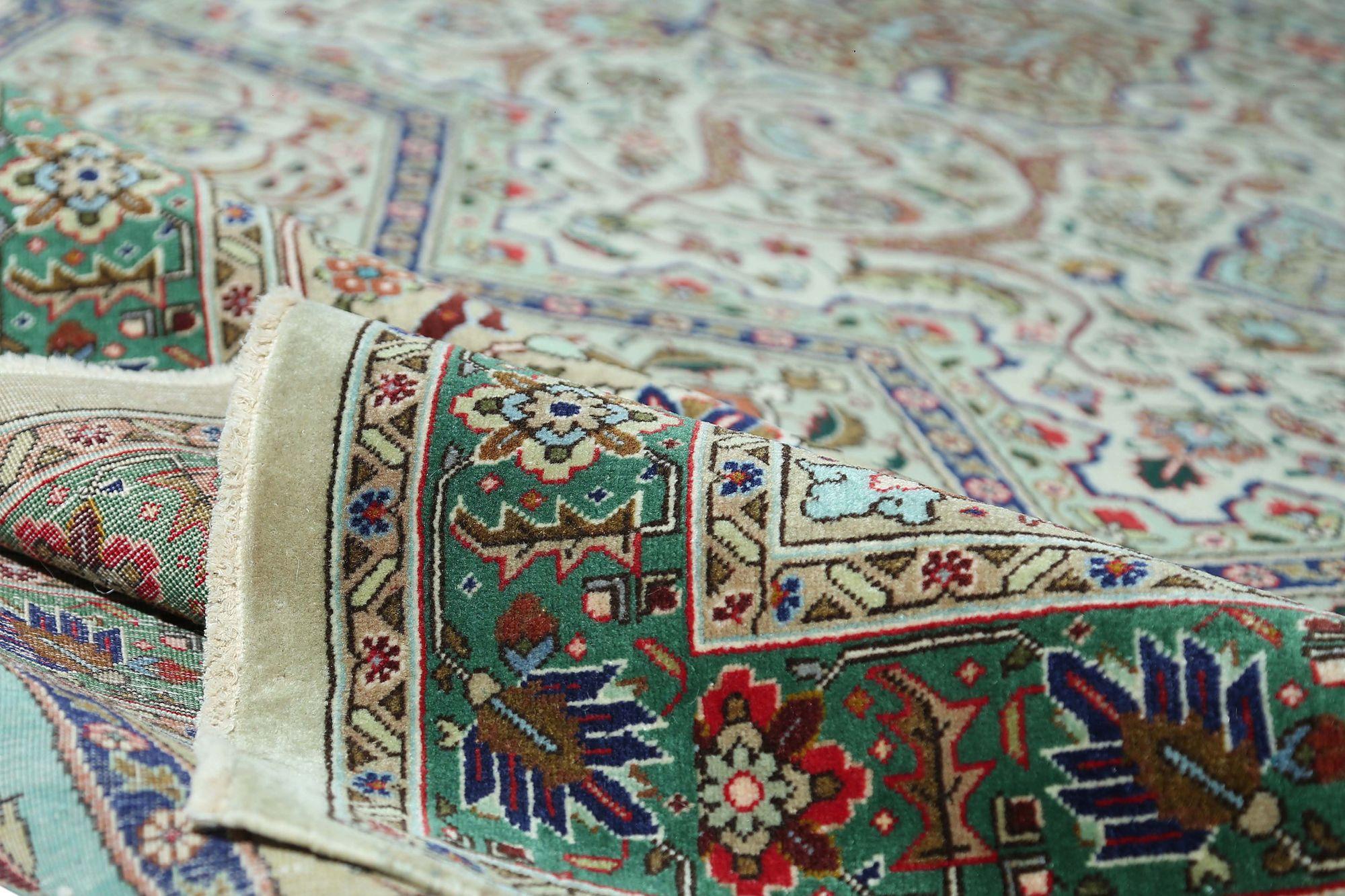 Scopri l'eleganza del tappeto persiano Tabriz Over Size del 1940. Progettato con lana e avorio, questo design esclusivo è perfetto per valorizzare il tuo spazio.