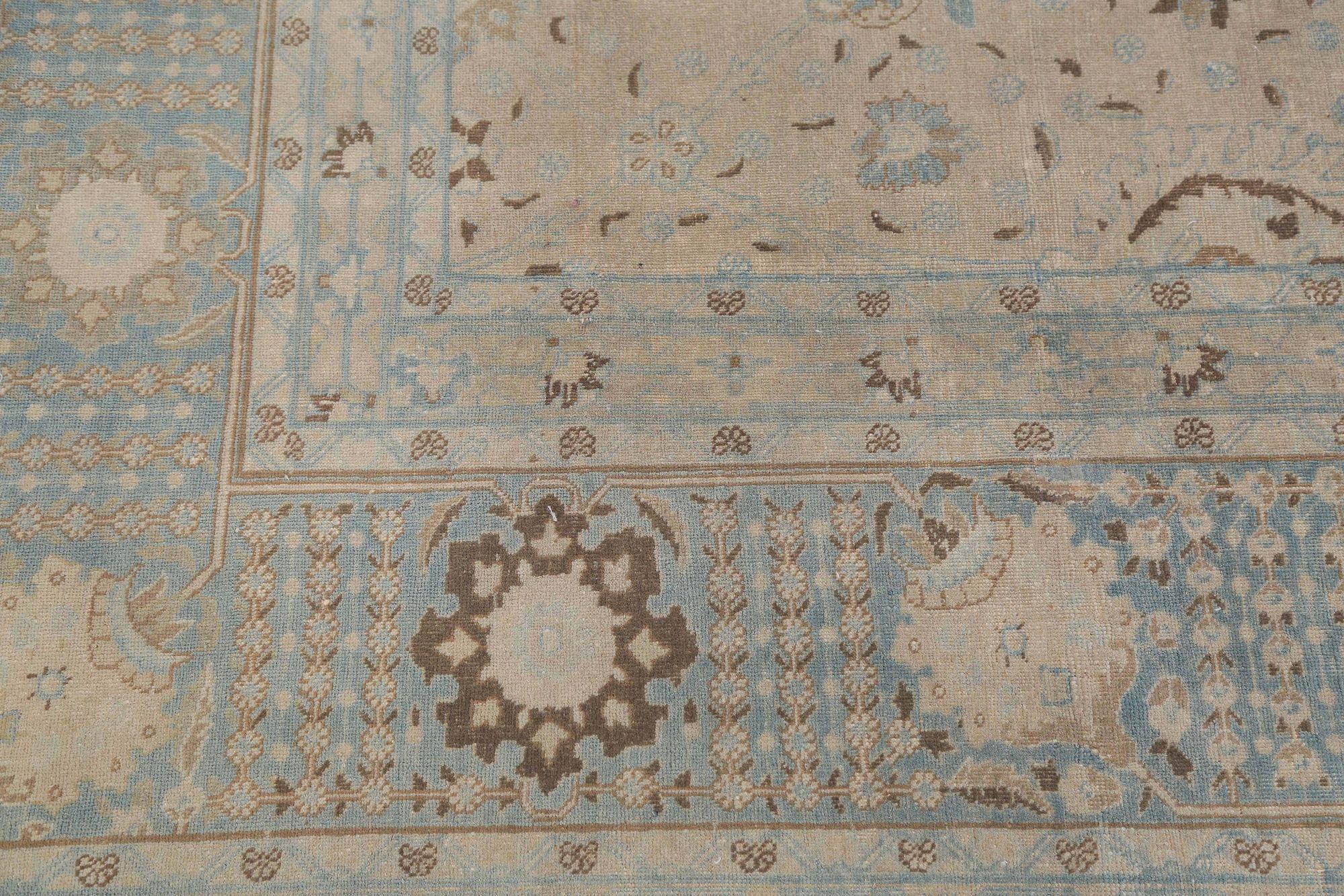 Scopri l'eleganza del tappeto persiano Tabriz Over Size del 1940. Progettato con lana e avorio, questo design esclusivo è perfetto per valorizzare il tuo spazio.