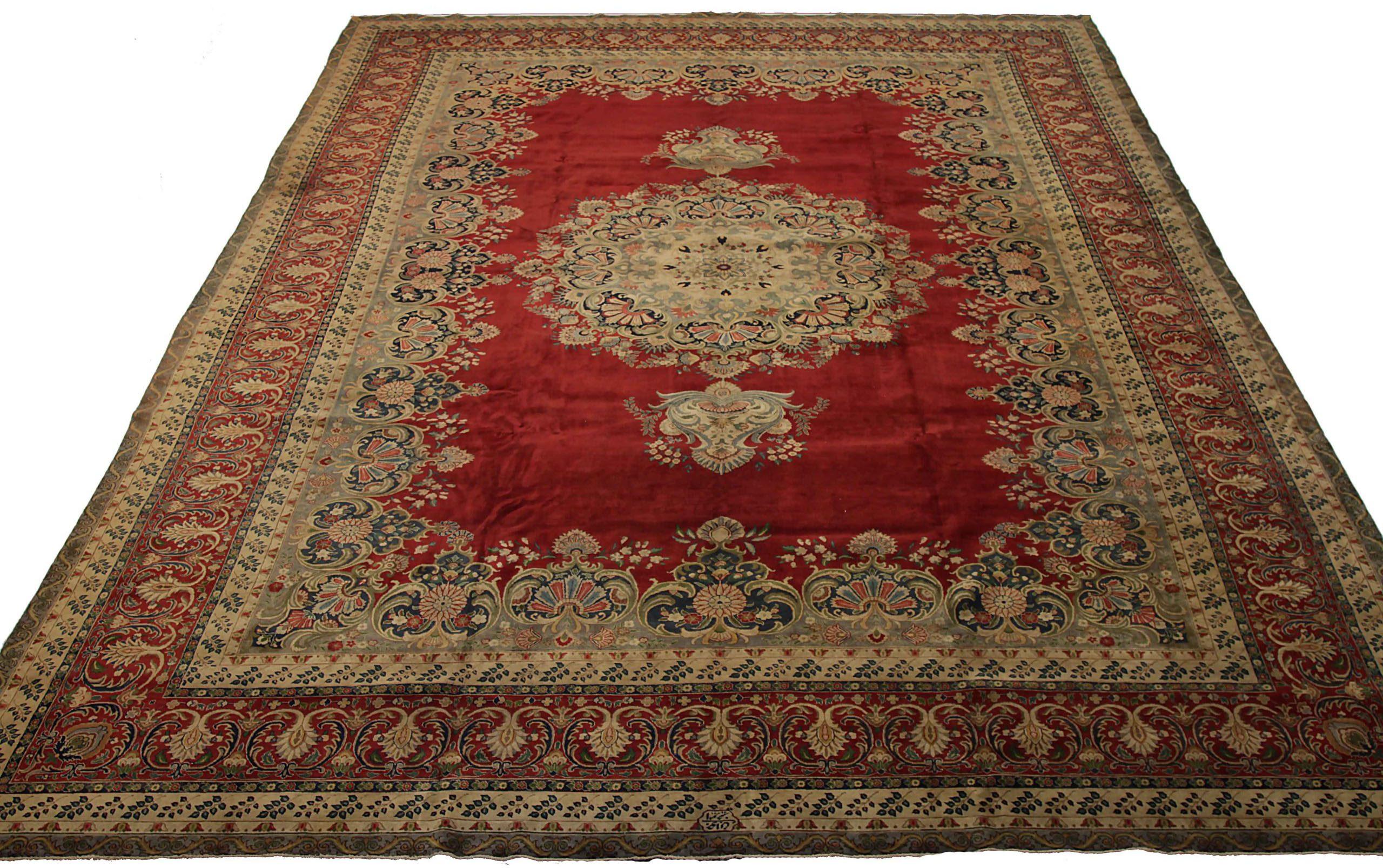 Entdecken Sie die Eleganz des persischen Tabriz mit dem Over-Size-Teppich von circa 1910. Dieses exklusive Design aus Wolle und Elfenbeinrot ist perfekt, um Ihren Raum zu verschönern.