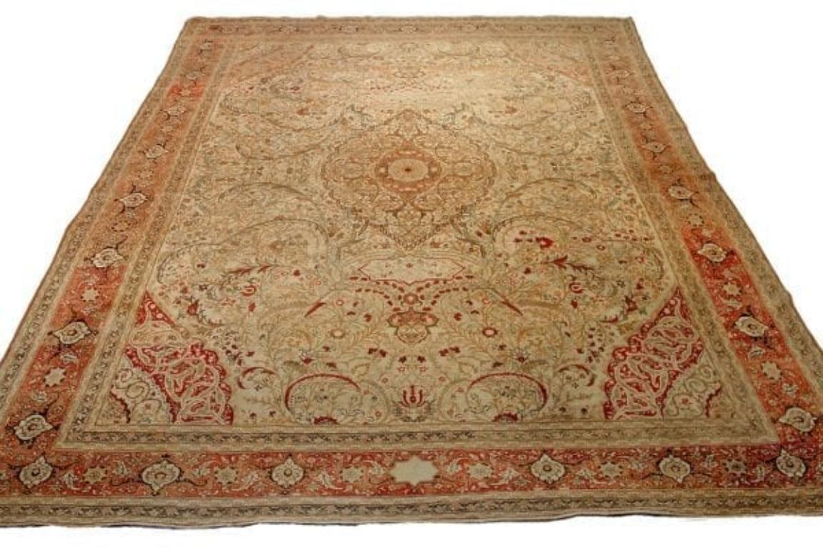 Entdecken Sie die Eleganz des persischen Tabriz mit dem Over-Size-Teppich von circa 1880. Dieses exklusive Design aus Wolle und Elfenbeinrot ist perfekt, um Ihren Raum zu verschönern.