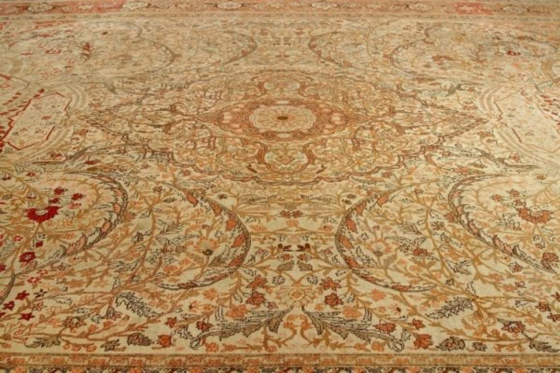 Persischer Täbris-Teppich in Übergröße - Wolle Elfenbeinrot Design - 92140 (Irakisch) im Angebot