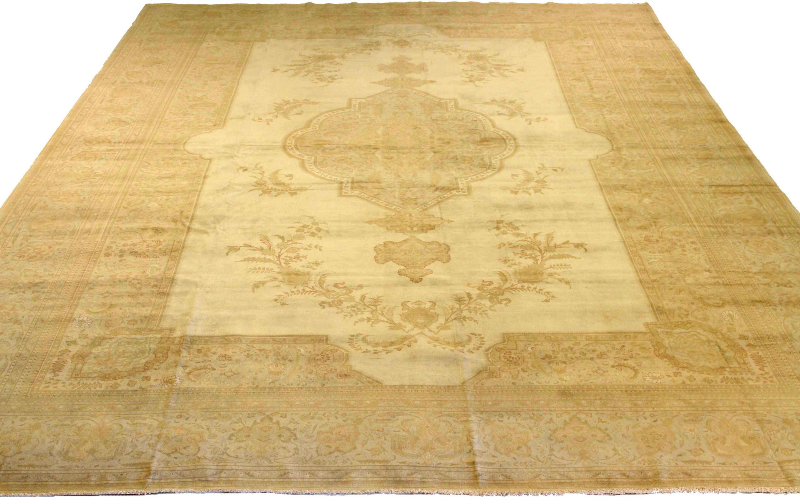 Entdecken Sie die Eleganz des persischen Tabriz mit dem Over-Size-Teppich von circa 1880. Dieses exklusive Design aus Wolle und Elfenbeingelb ist perfekt, um Ihren Raum zu verschönern.