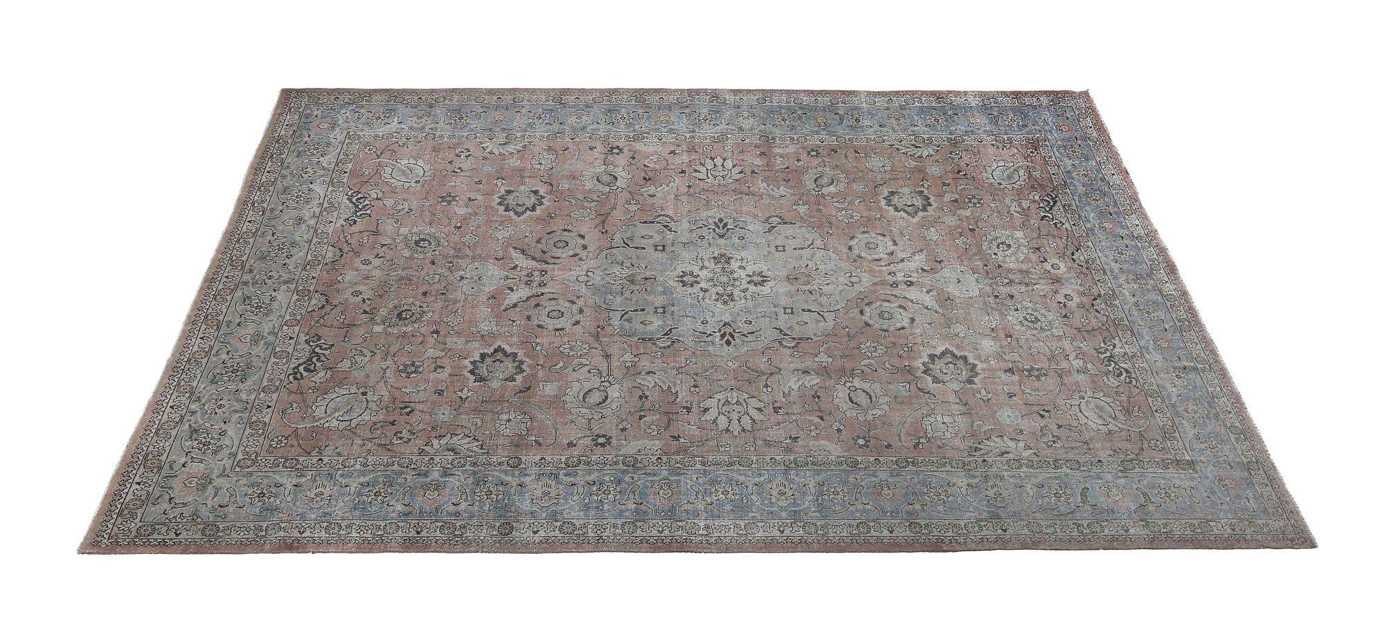 Entdecken Sie die Eleganz des persischen Tabriz mit dem Over-Size-Teppich von circa 1910. Dieses exklusive Design aus Wolle und Rosa ist perfekt, um Ihren Raum zu verschönern.