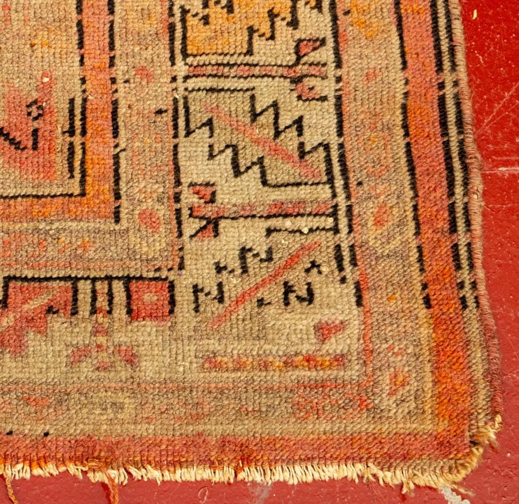 Persian Tabriz Rug. 5' 6