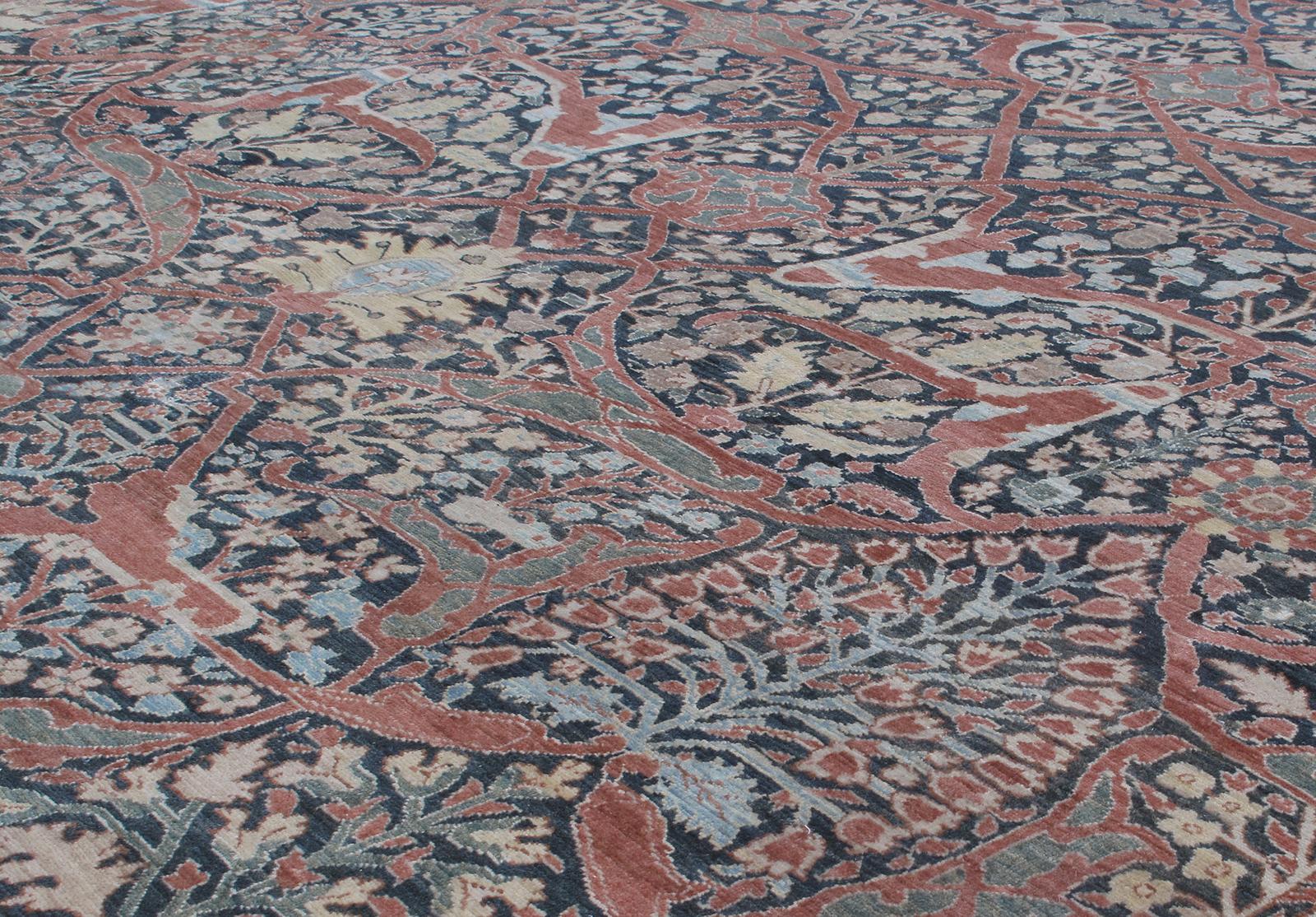 Ce tapis ressemble aux tapis Hadji Jalili Tabriz anciens, rares et de collection, produits au XIXe siècle et avant. En raison de leur disponibilité limitée, NASIRI a fait revivre les anciennes techniques de teinture et de tissage qui s'étaient