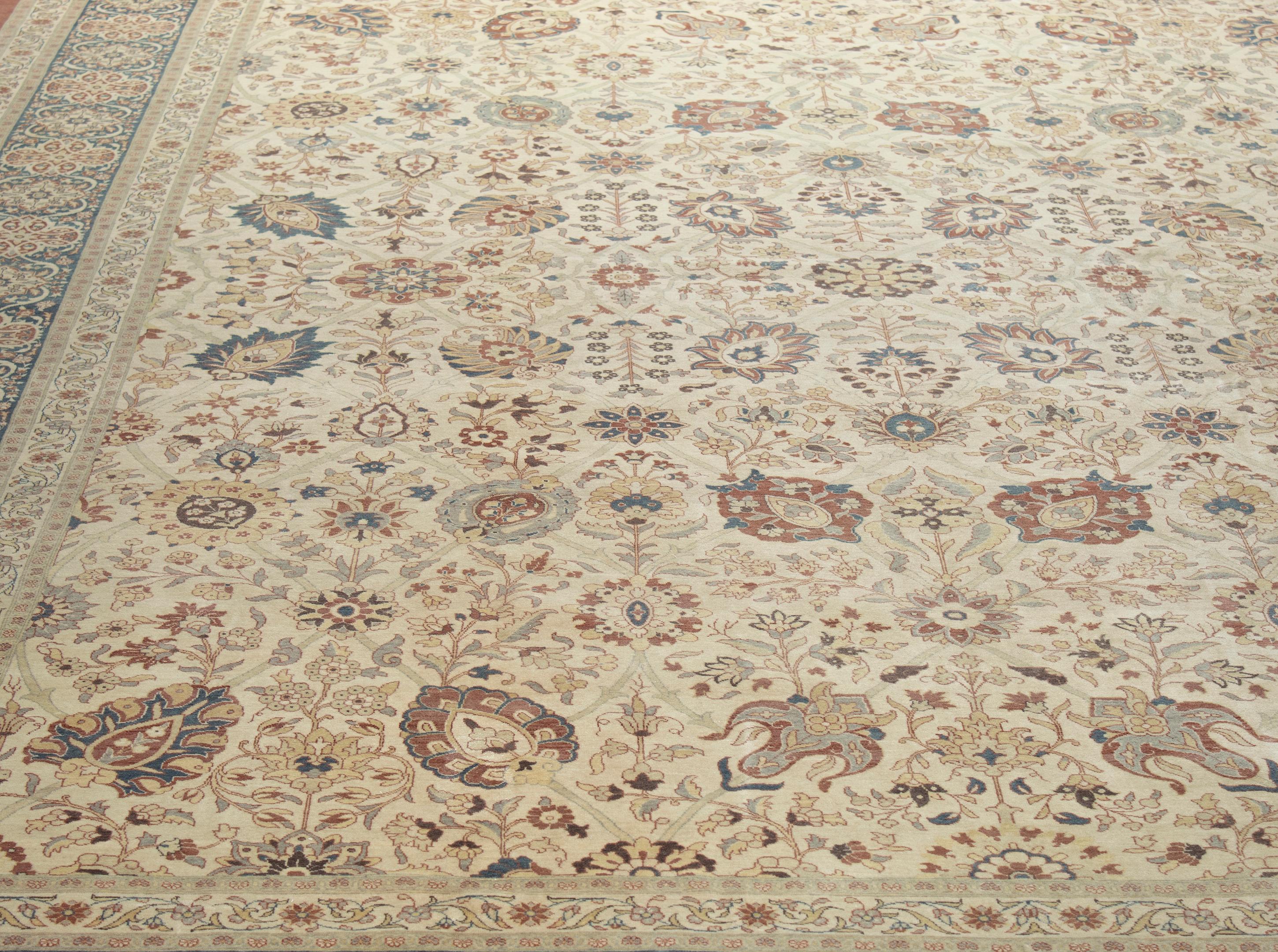 Questo tappeto assomiglia agli antichi tappeti Hadji Jalili Tabriz, rari e da collezione, prodotti a partire dal XIX secolo. A causa della loro limitata disponibilità, NASIRI ha fatto rivivere le antiche tecniche di tintura e tessitura che si erano
