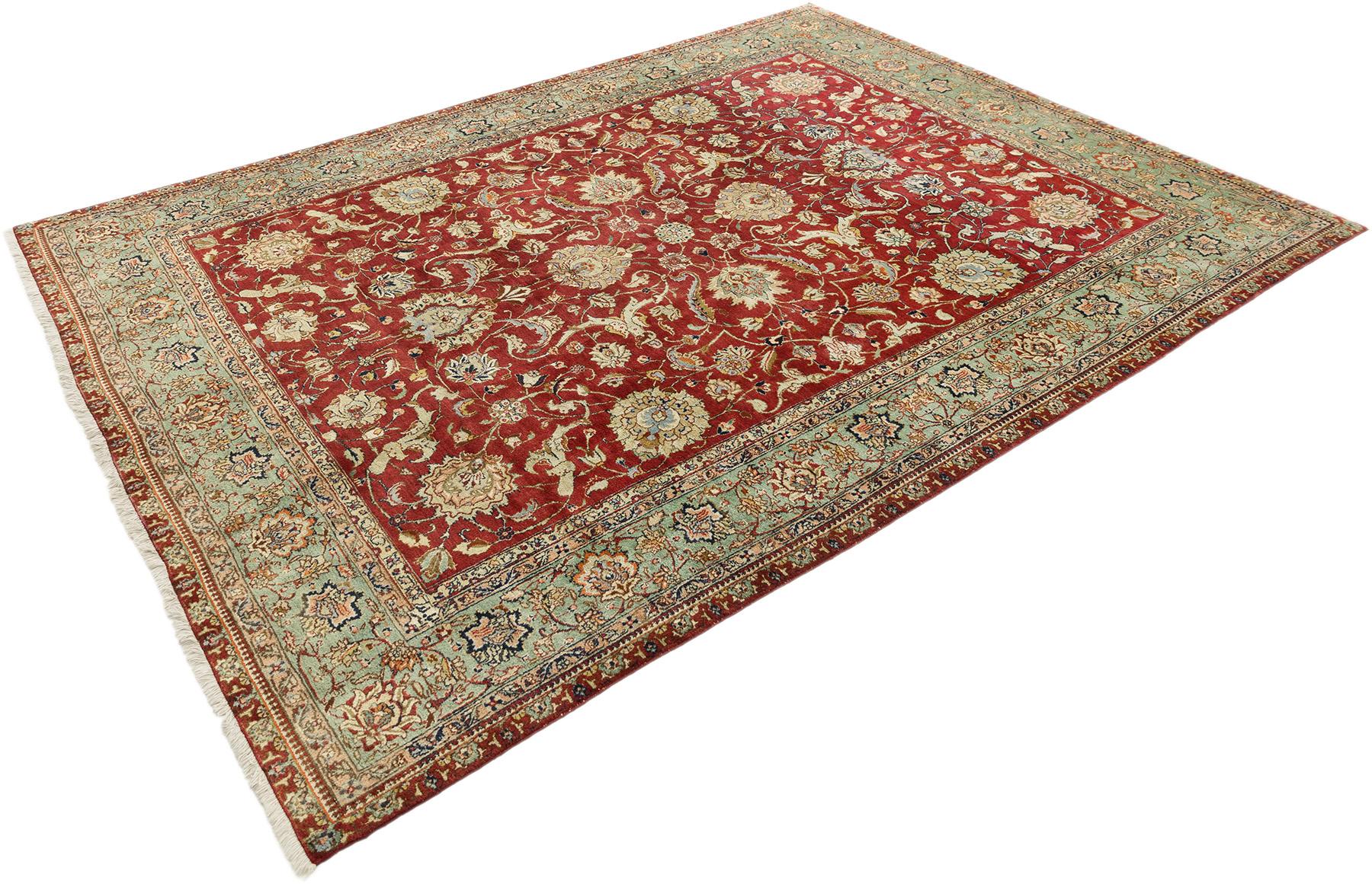 Handgeknüpfter Tabriz-Teppich, gewebt im Iran um 1950.

Dieser persische Tabriz zeigt ein kompliziertes Blumenmuster auf einem sattroten Feld, das von einer sanften grünen Bordüre umrahmt wird. Die raffinierte Farbpalette und die detaillierten