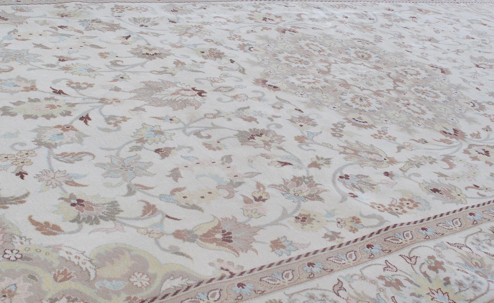 Esta alfombra se parece a las raras y coleccionables alfombras antiguas Hadji Jalili de Tabriz que se fabricaron en el siglo XIX y antes. Debido a su limitada disponibilidad, NASIRI revivió las antiguas técnicas de teñido y tejido que se habían