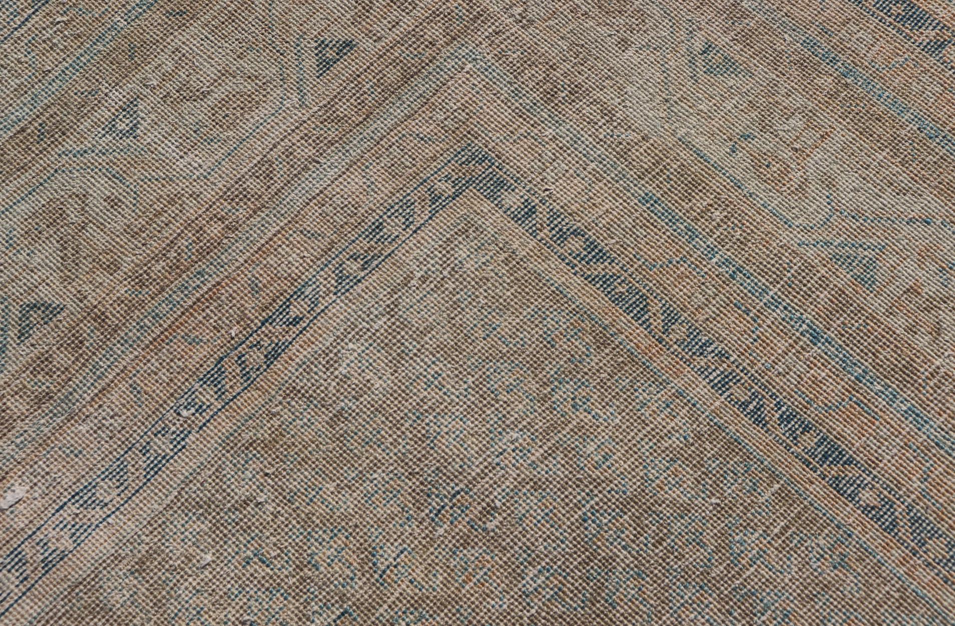 Persischer Täbris-Teppich mit All-Over- Saraband-Design in Braun und Blau 3