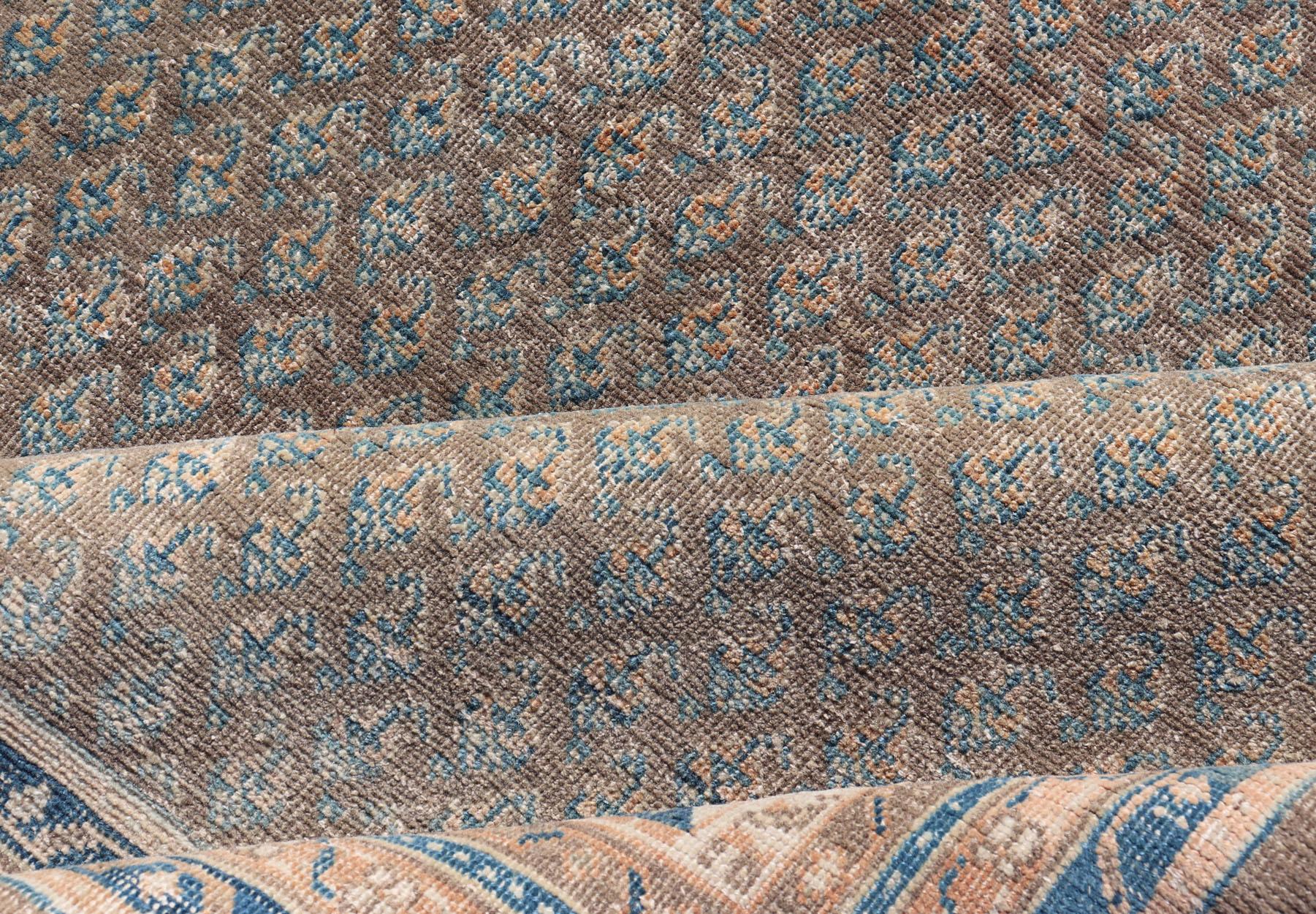 Persischer Täbris-Teppich mit All-Over- Saraband-Design in Braun und Blau 4