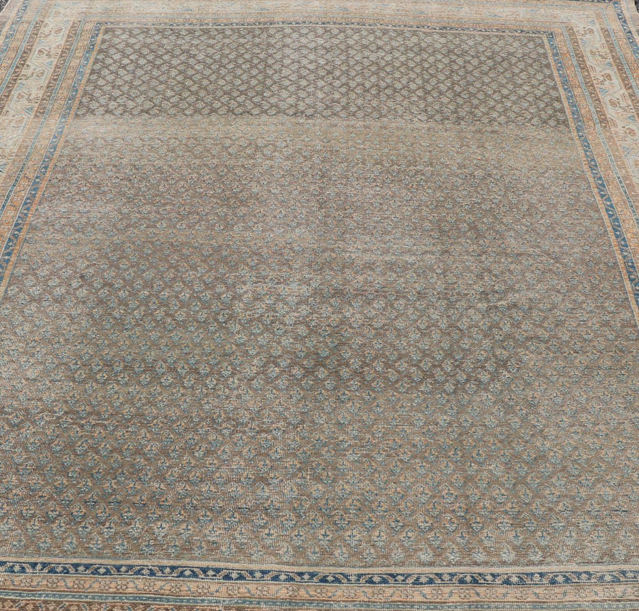Persischer Täbris-Teppich mit All-Over- Saraband-Design in Braun und Blau 5