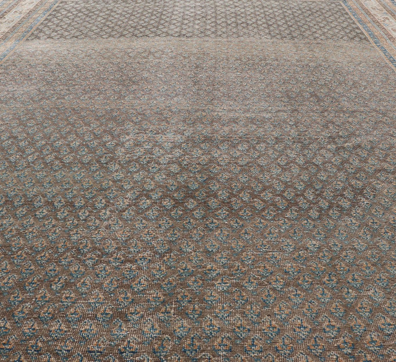 Persischer Täbris-Teppich mit All-Over- Saraband-Design in Braun und Blau 6