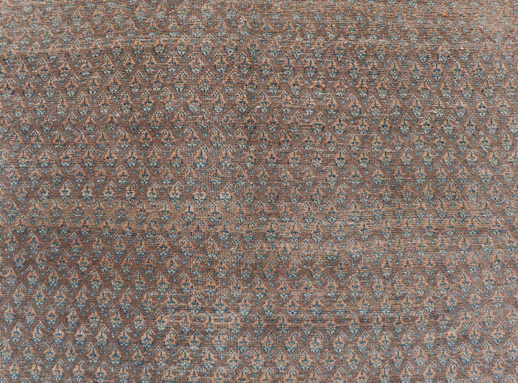 Persischer Täbris-Teppich mit All-Over- Saraband-Design in Braun und Blau 7
