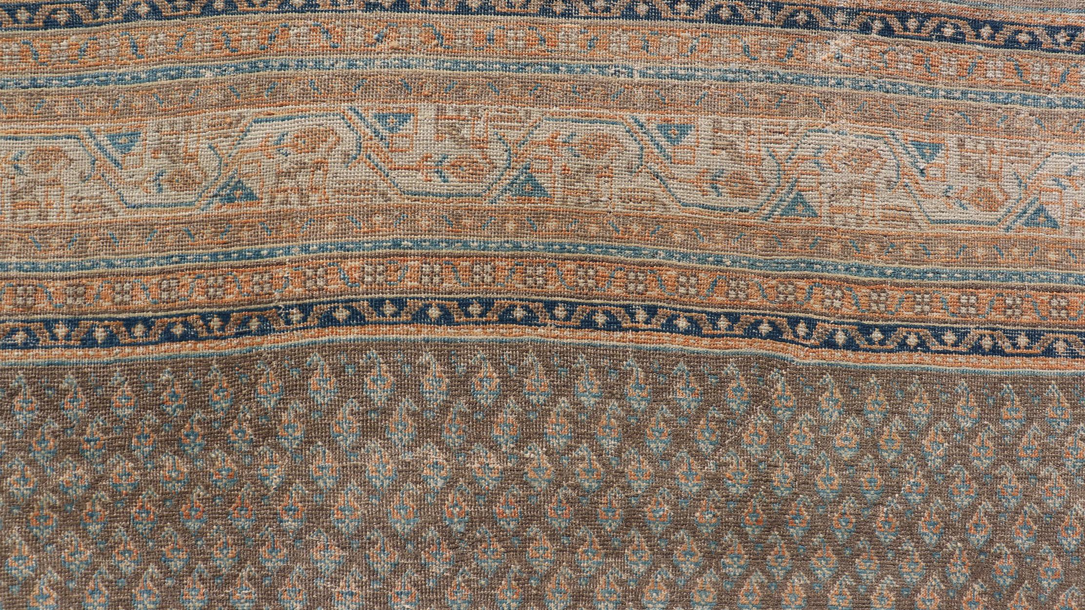 Persischer Tabriz-Teppich aus den 1930er Jahren mit kleinem All-Over-Motiv-Muster in Braun und Blau und neutralen Tönen. Keivan Woven Arts / Teppich VAS-50681, Herkunftsland / Art: Persisch / Täbris, ca. 1930er Jahre

Maße: 7'6 x 10'10 

Dieser