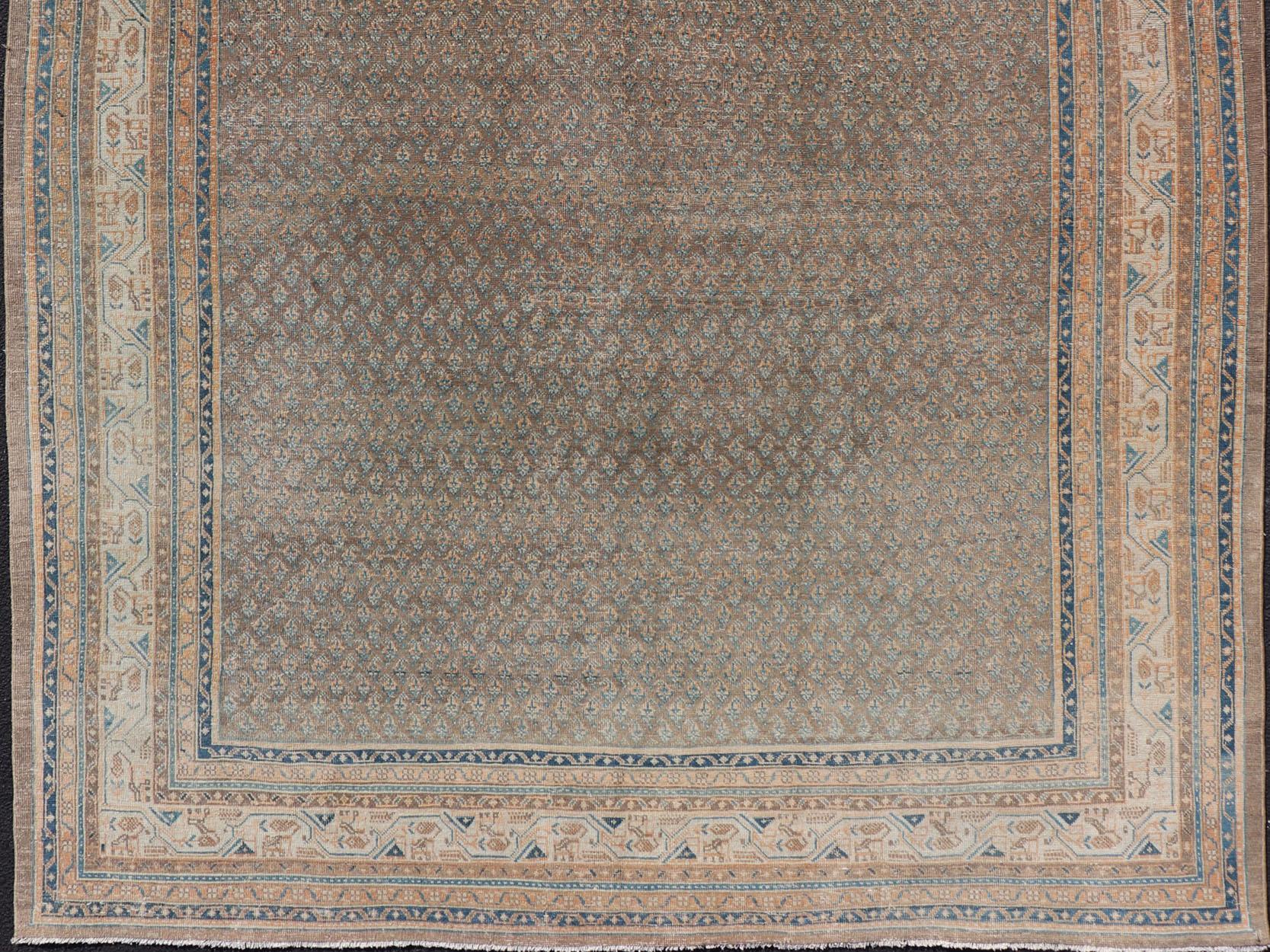 Persischer Täbris-Teppich mit All-Over- Saraband-Design in Braun und Blau 2