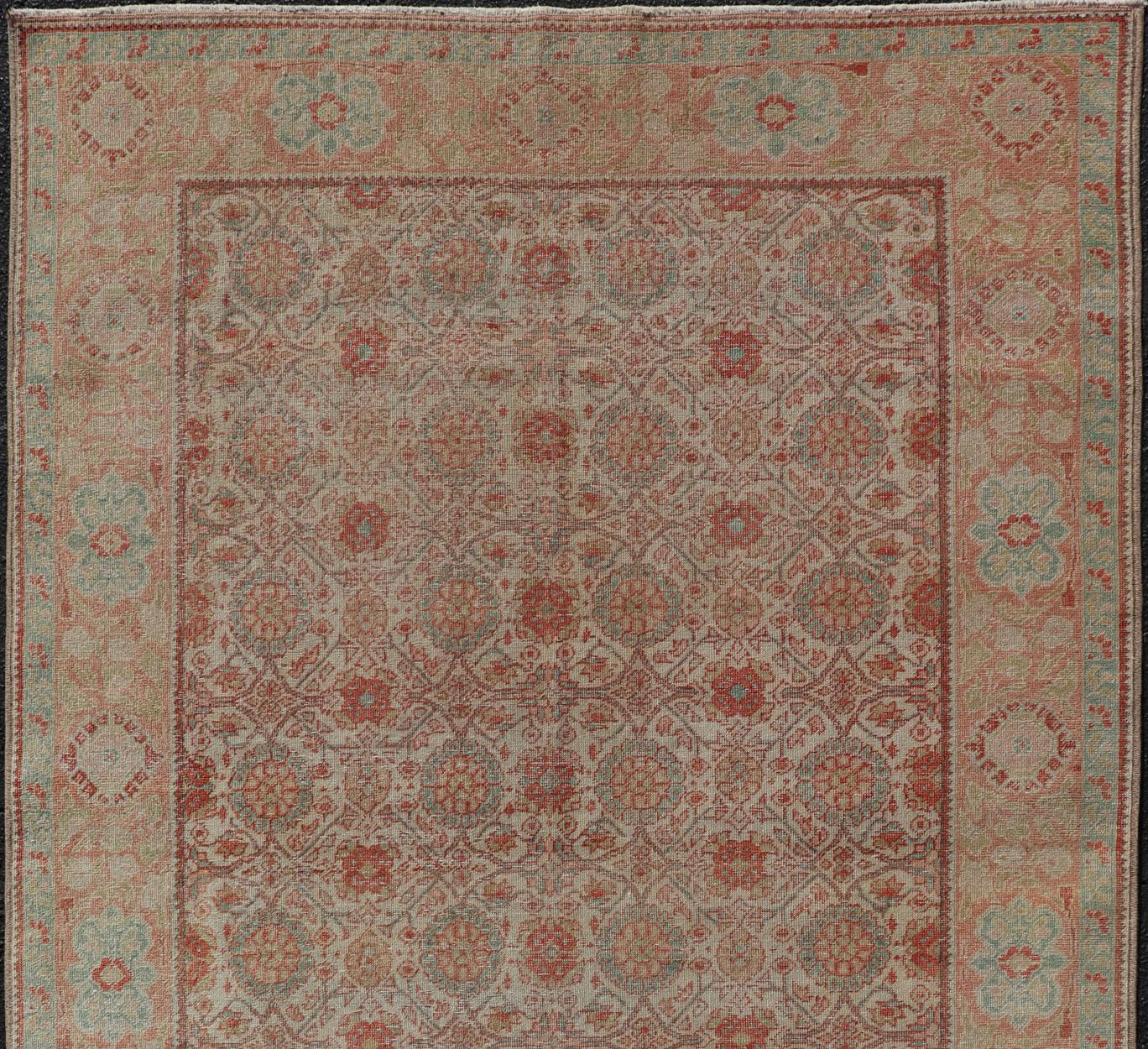 Tapis persan antique de Tabriz à motif floral all-over en bleu clair/vert clair, saumon, corail, rouge-corail, et crème. Tapis SUS-2012-697, pays d'origine / type : Iran / Tabriz, vers 1920

Cet ancien tapis persan Tabriz présente une palette