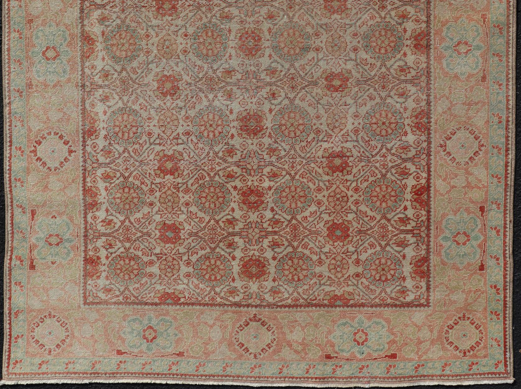 Noué à la main Tapis persan de Tabriz avec motif Boteh en crème, corail, vert clair/bleu clair en vente
