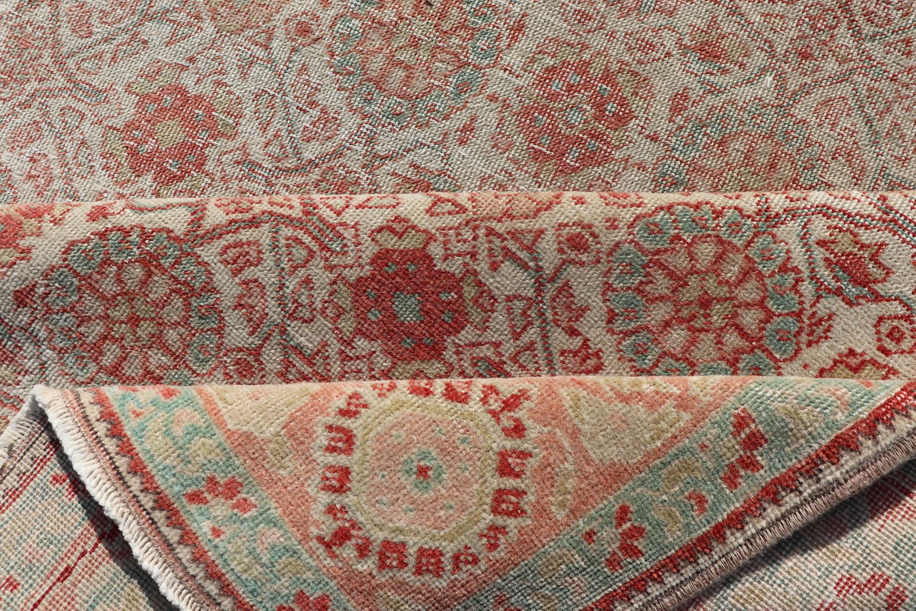 Laine Tapis persan de Tabriz avec motif Boteh en crème, corail, vert clair/bleu clair en vente