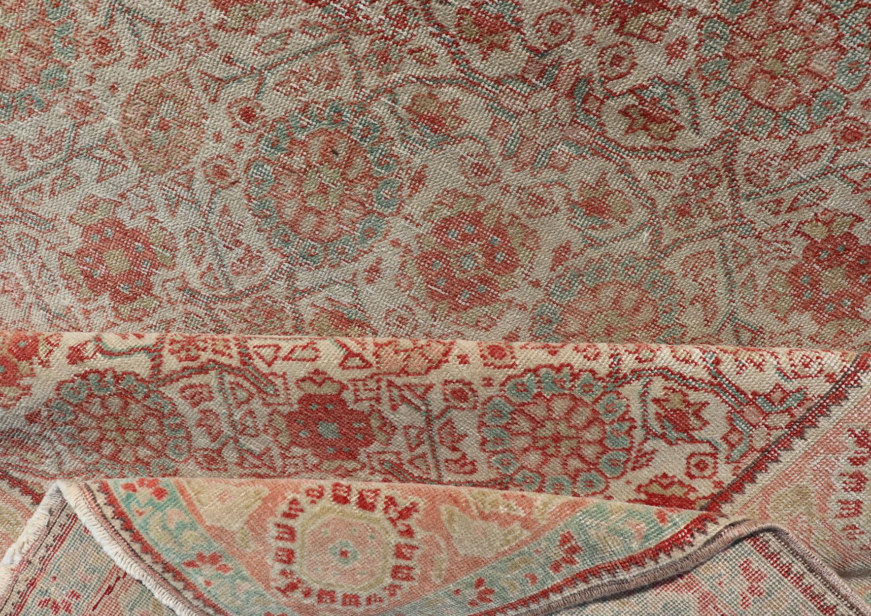 Tapis persan de Tabriz avec motif Boteh en crème, corail, vert clair/bleu clair en vente 1