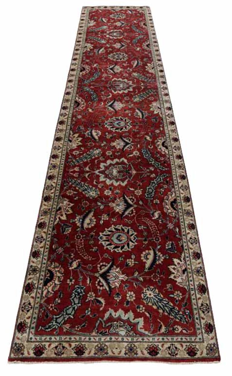 Descubre la elegancia de la alfombra persa Tabriz Runner Rug de Circa 1880. Diseñado con lana y rojo, este diseño exclusivo es perfecto para realzar tu espacio.