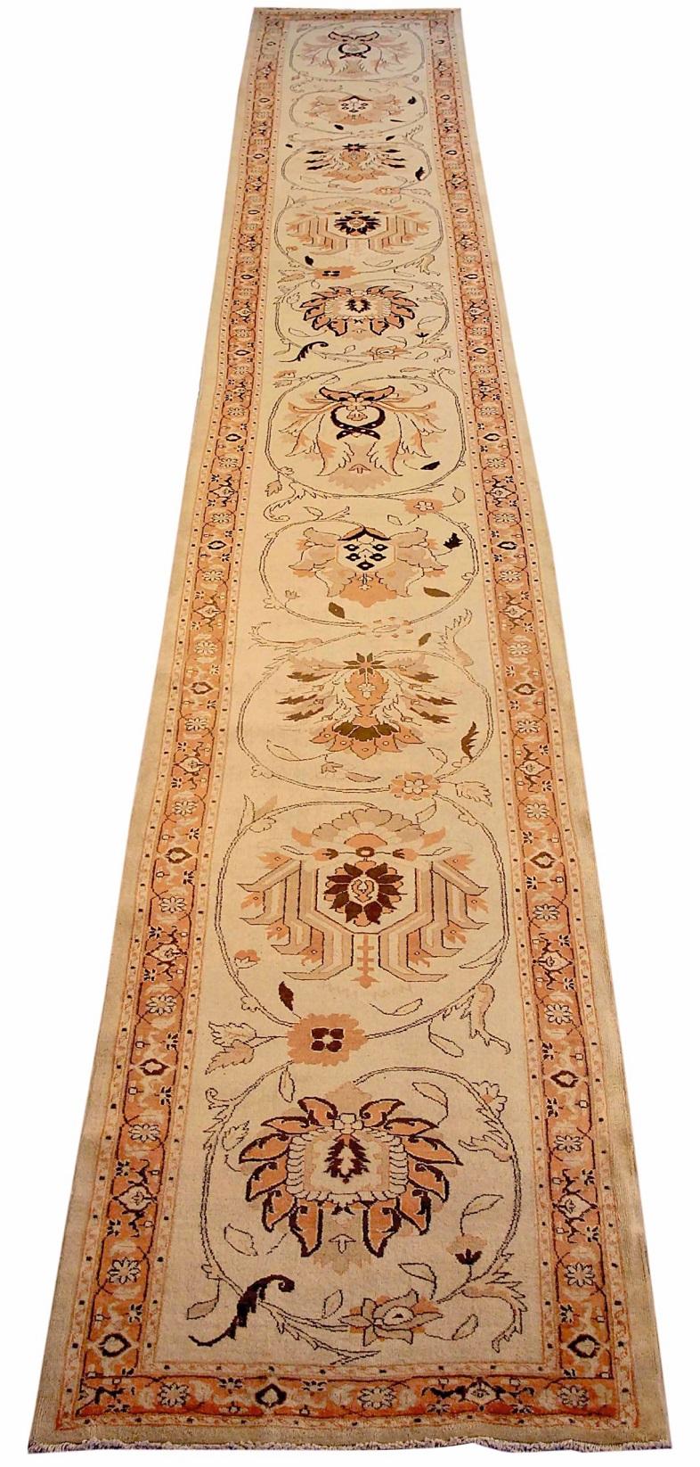 Entdecken Sie die Eleganz des persischen Täbriz mit dem Läufer von CIRCA 1910. Dieses exklusive Design aus Wolle und Braun-Elfenbein-Rosa ist perfekt, um Ihren Raum zu verschönern.