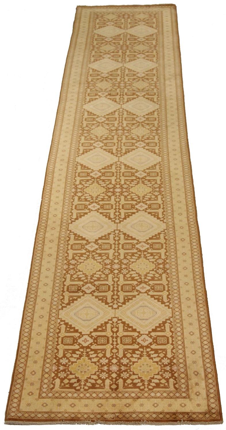 Descubre la elegancia de la alfombra persa Tabriz Runner Rug de Circa 1910. Diseñado con lana y marrón-marfil-amarillo, este diseño exclusivo es perfecto para realzar tu espacio.