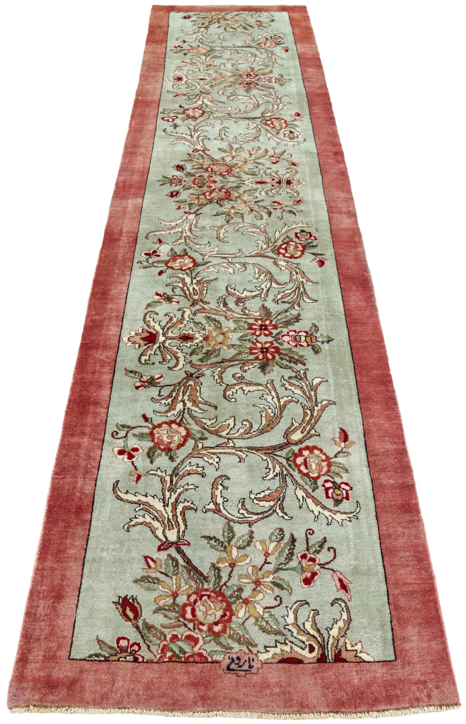 Entdecken Sie die Eleganz des persischen Täbriz mit dem Läufer von CIRCA 1940. Dieses exklusive Design aus Wolle und GreenIvoryRed ist perfekt, um Ihren Raum zu verschönern.