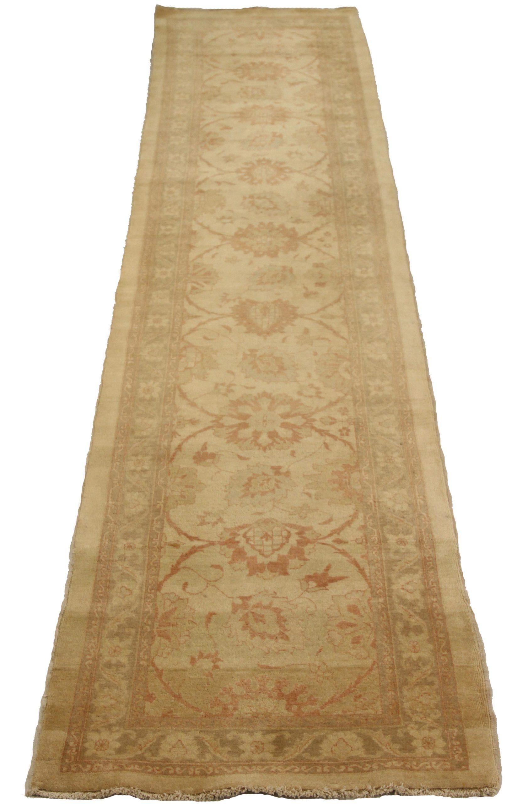 Entdecken Sie die Eleganz des persischen Täbriz mit dem Läufer von CIRCA 1990. Dieses exklusive Design, das mit viel Liebe zum Detail entworfen wurde, ist perfekt, um Ihren Raum zu verschönern.
