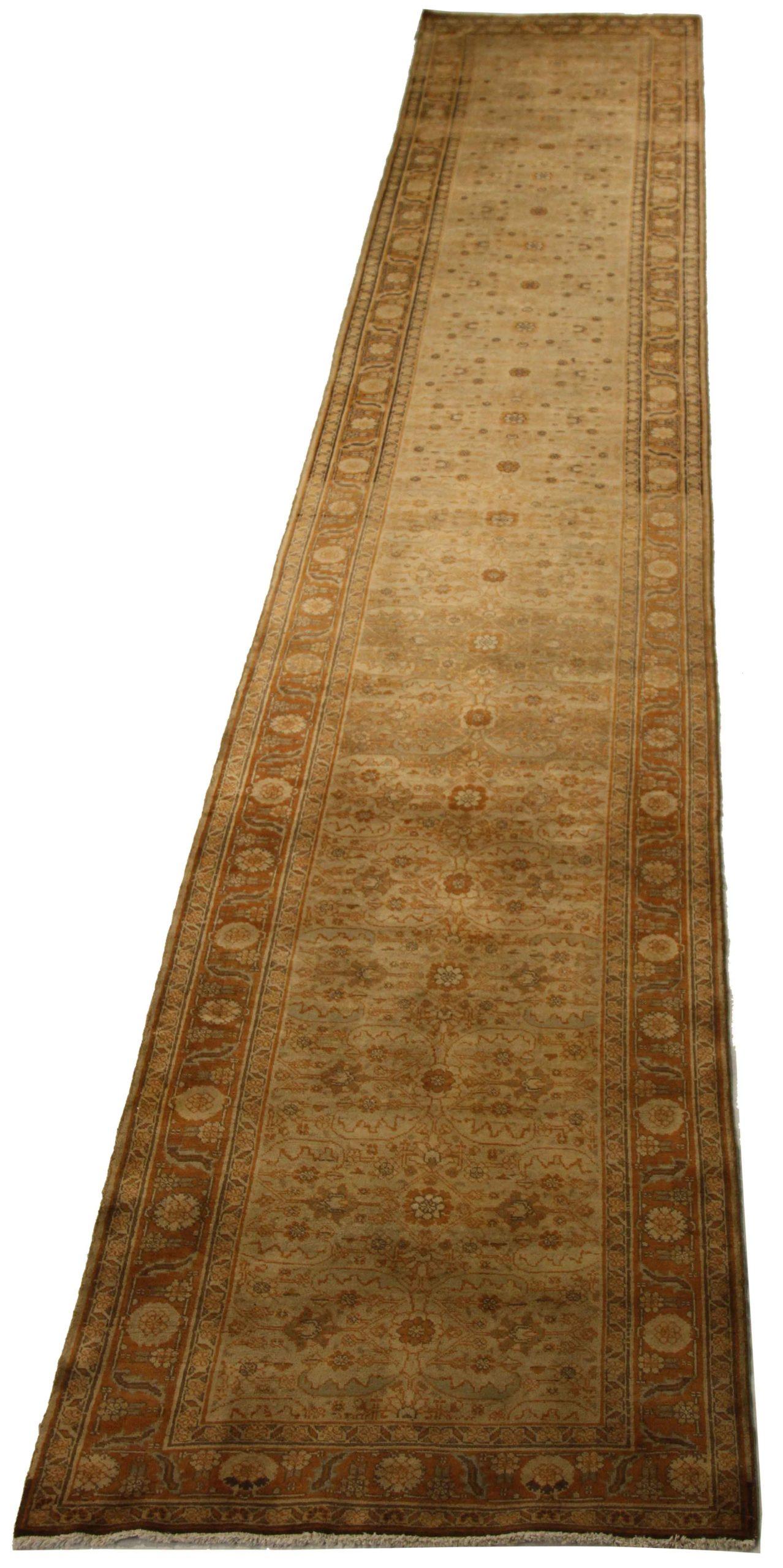 Entdecken Sie die Eleganz des persischen Tabriz mit Läufer. Dieses exklusive Design, das mit viel Liebe zum Detail entworfen wurde, ist perfekt, um Ihren Raum zu verschönern.