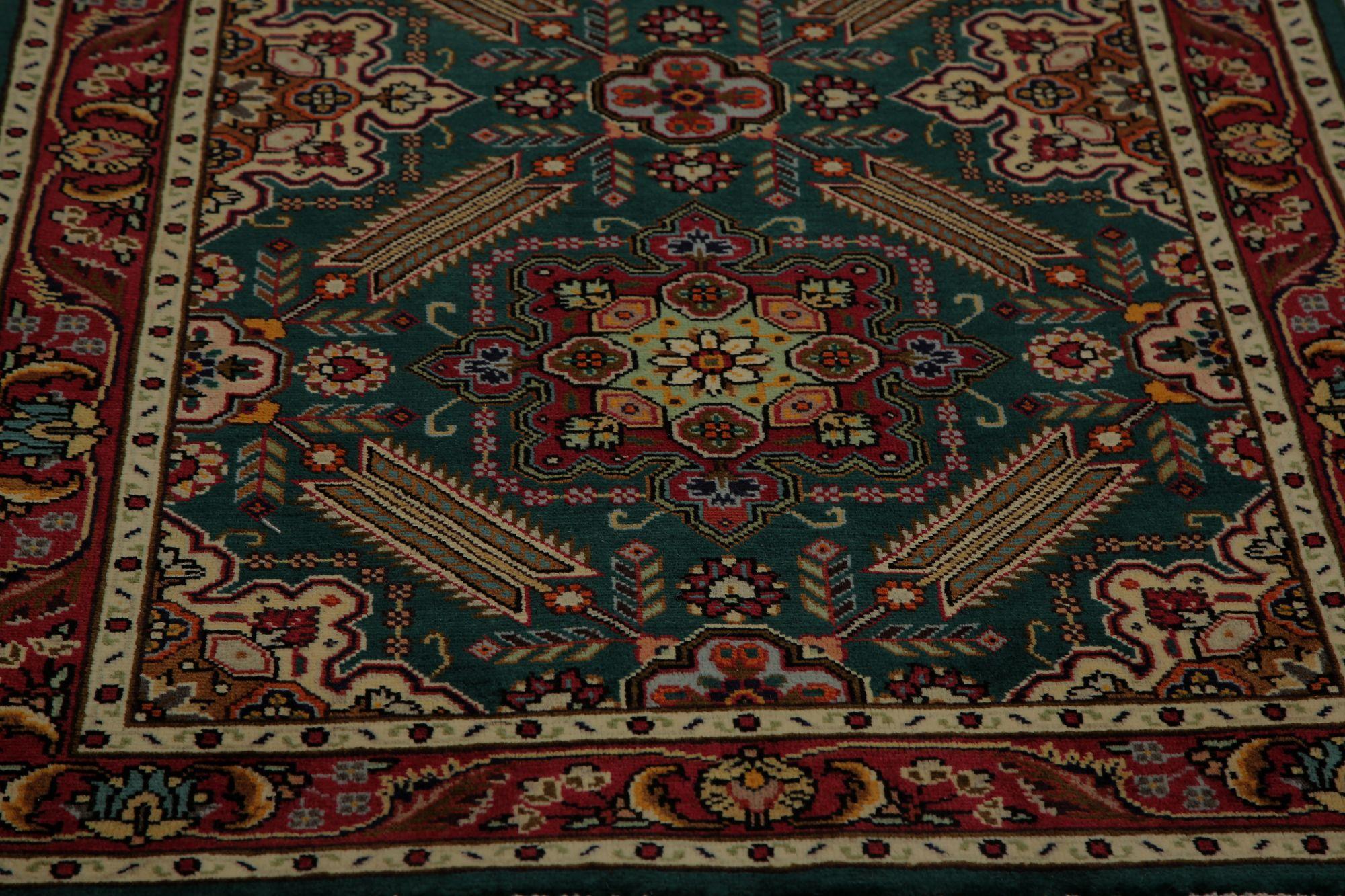 Entdecken Sie die Eleganz des persischen Täbriz mit dem Läufer von CIRCA 1910. Dieses exklusive Design aus Wolle und Schwarz ist perfekt, um Ihren Raum zu verschönern.