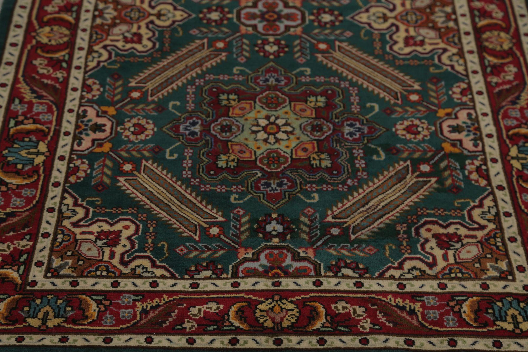 Scopri l'eleganza del tappeto persiano Tabriz con Runner Rug di CIRCA 1910. Progettato in lana e nero, questo design esclusivo è perfetto per valorizzare il tuo spazio.