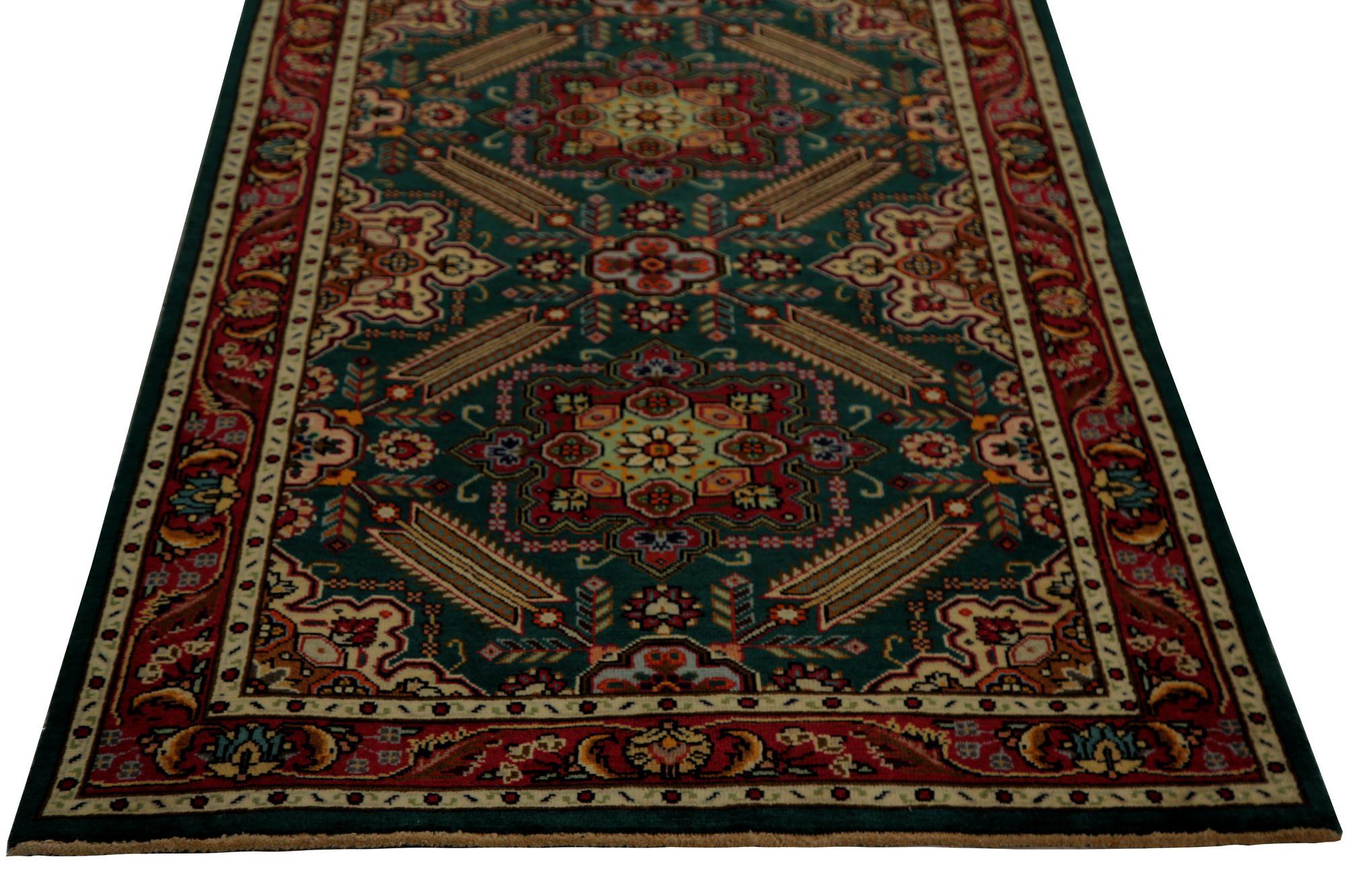 Entdecken Sie die Eleganz des persischen Täbriz mit dem Läufer von CIRCA 1940. Dieses exklusive Design aus Wolle und Schwarz ist perfekt, um Ihren Raum zu verschönern.